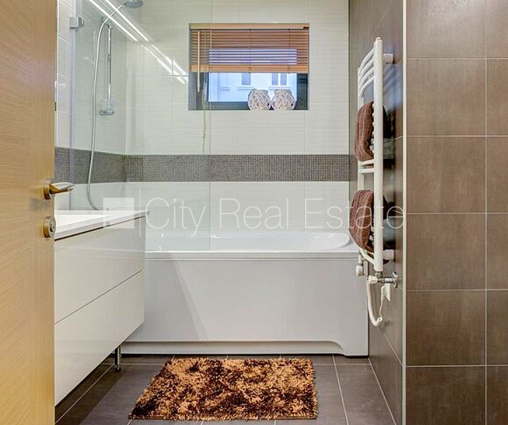 Sludinājumi. Jaunceltne, labiekārtota apzaļumota teritorija, bruģēts piebraucamais ceļš, garāža vienai Cena: 1300 EUR/mēn Foto #12