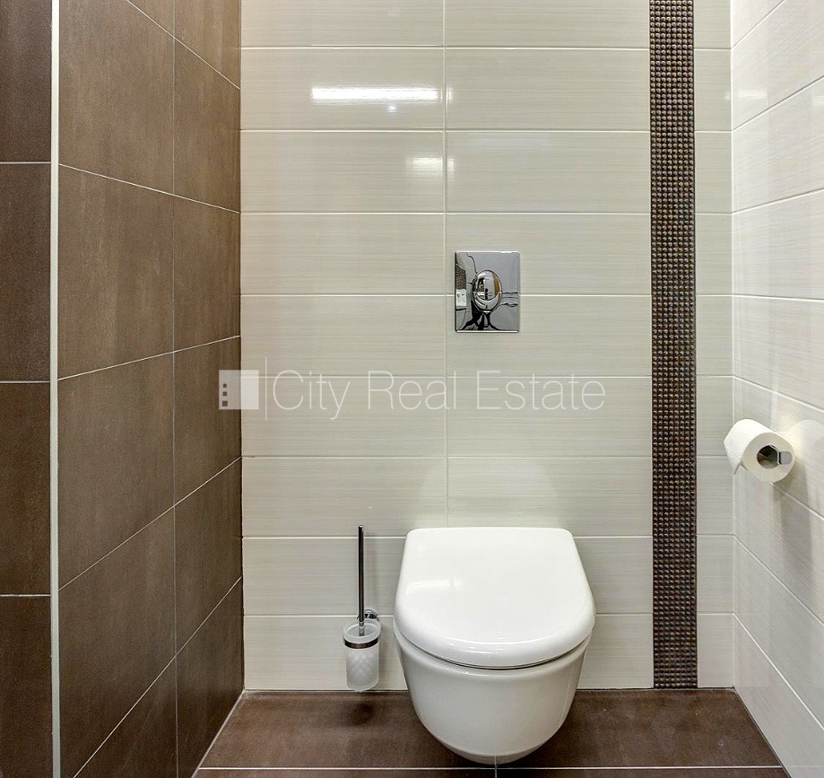 Sludinājumi. Jaunceltne, labiekārtota apzaļumota teritorija, bruģēts piebraucamais ceļš, garāža vienai Cena: 1300 EUR/mēn Foto #14