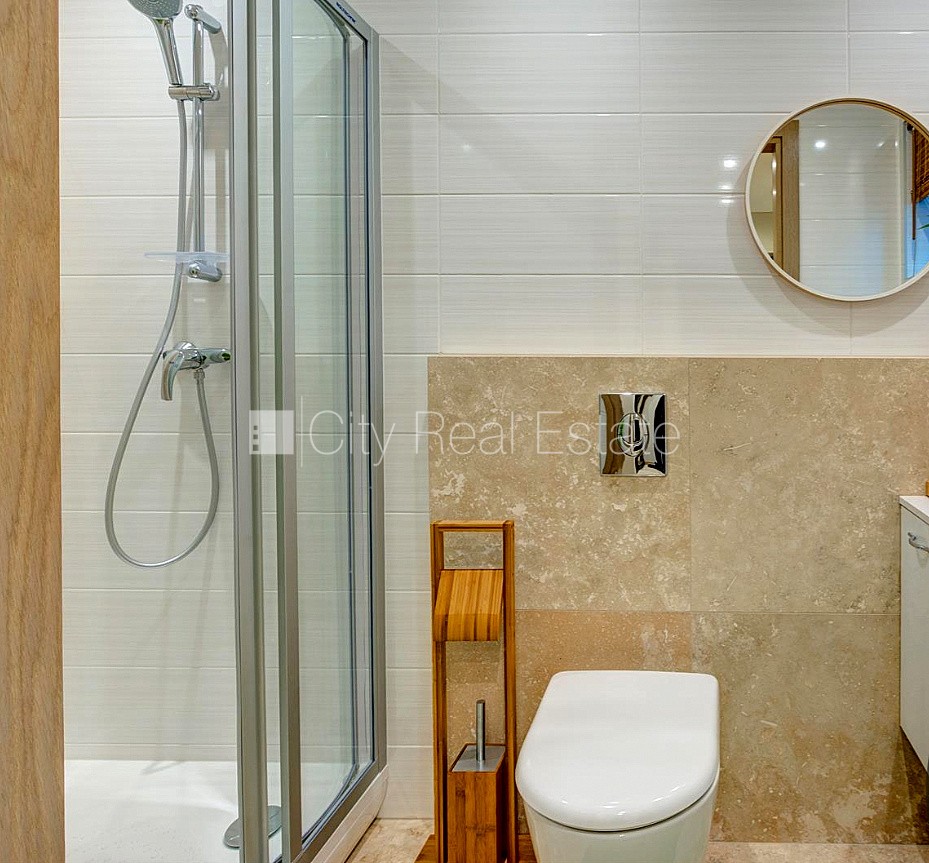 Sludinājumi. Jaunceltne, labiekārtota apzaļumota teritorija, bruģēts piebraucamais ceļš, garāža vienai Cena: 1300 EUR/mēn Foto #13