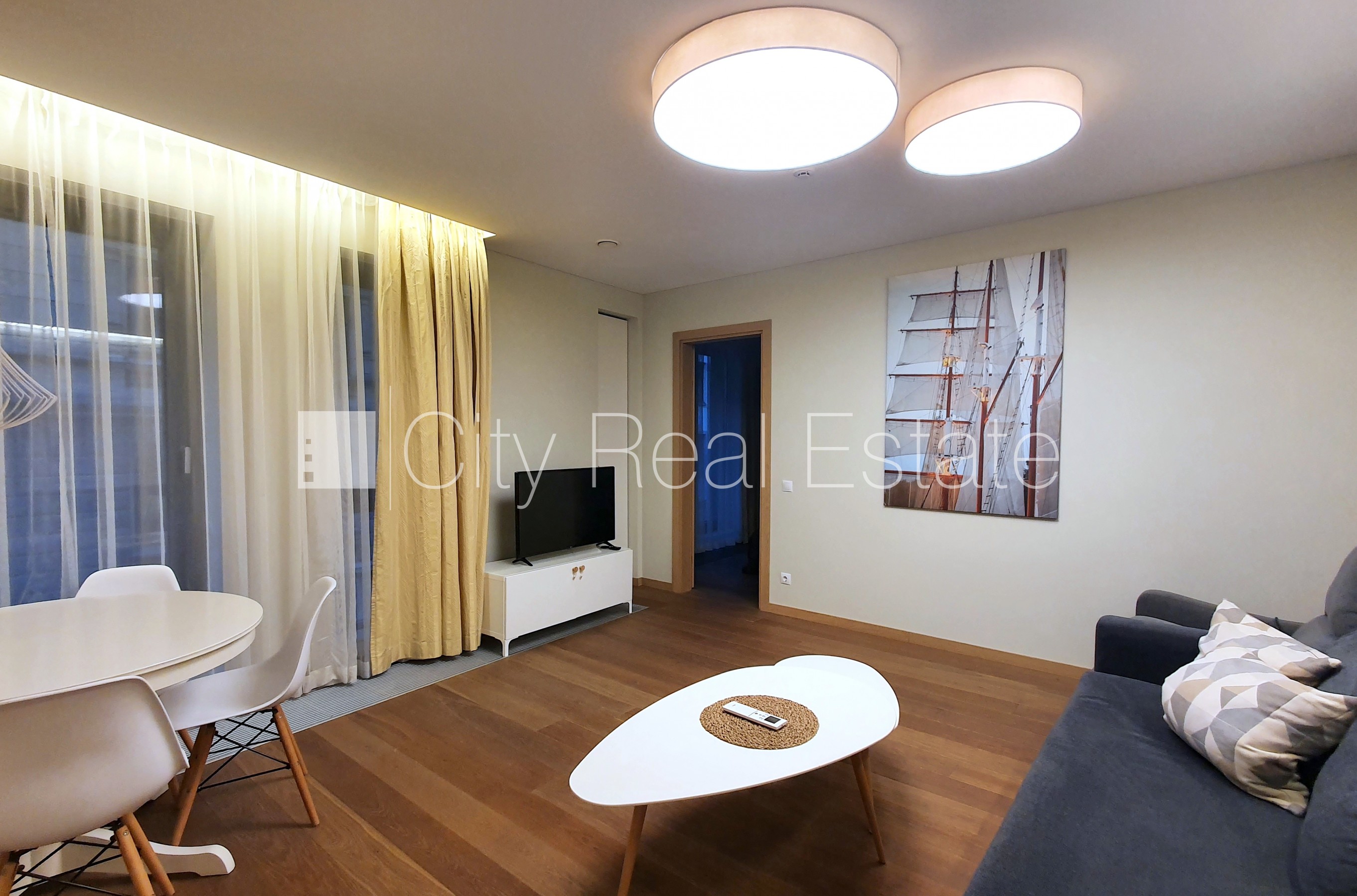 Sludinājumi. Jaunceltne, labiekārtota apzaļumota teritorija, bruģēts piebraucamais ceļš, garāža vienai Cena: 1300 EUR/mēn Foto #2