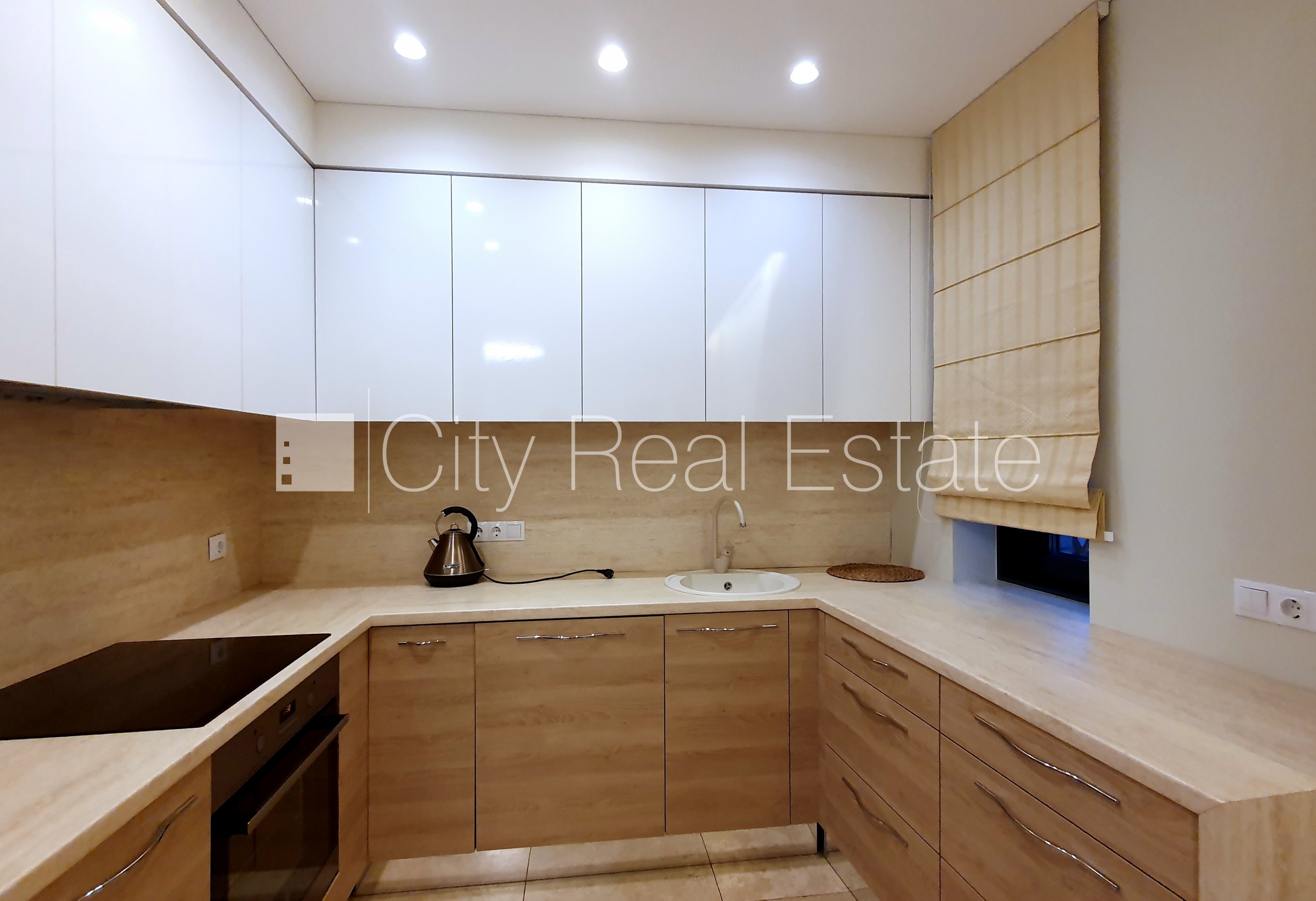 Sludinājumi. Jaunceltne, labiekārtota apzaļumota teritorija, bruģēts piebraucamais ceļš, garāža vienai Cena: 1300 EUR/mēn Foto #5