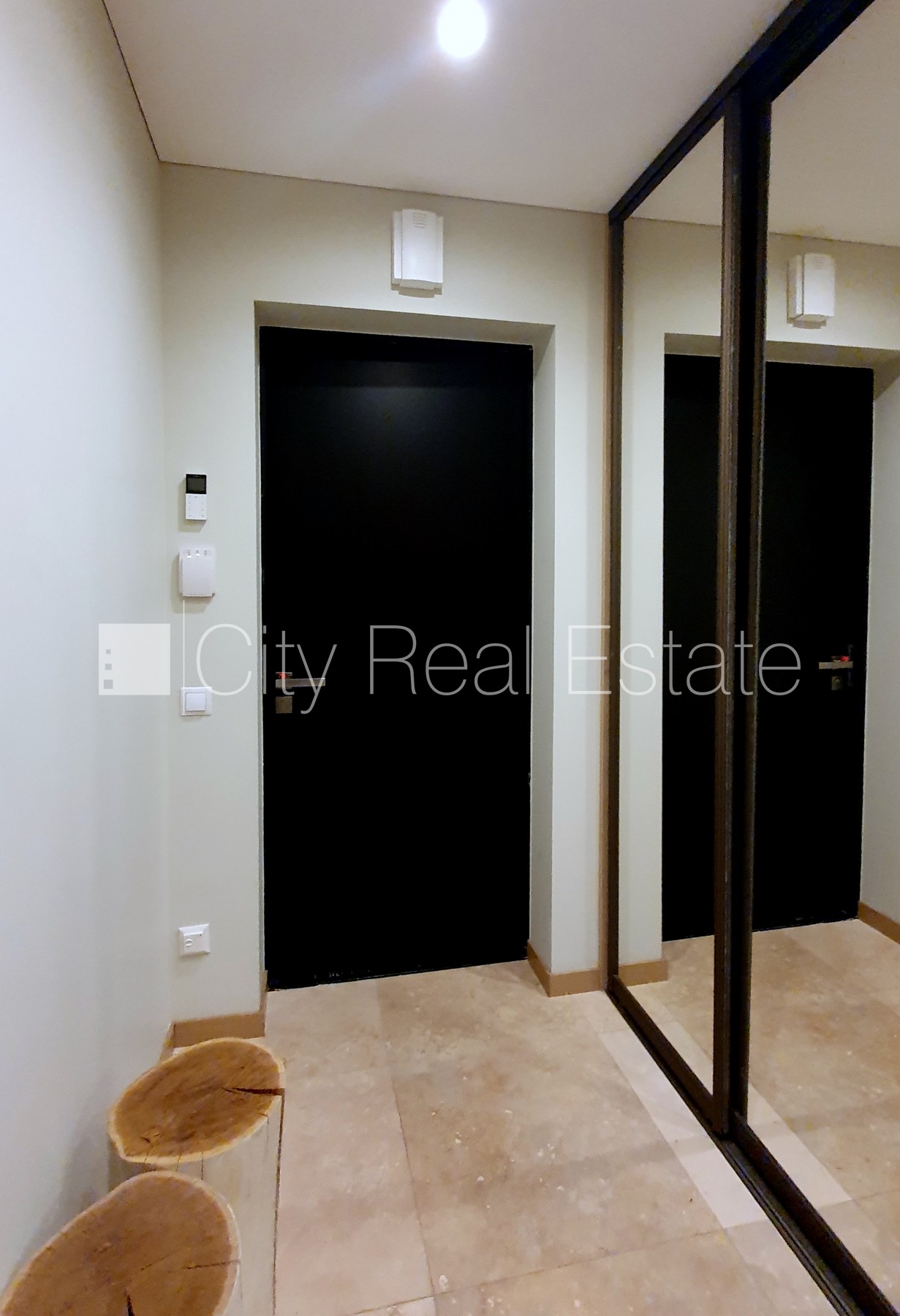 Sludinājumi. Jaunceltne, labiekārtota apzaļumota teritorija, bruģēts piebraucamais ceļš, garāža vienai Cena: 1300 EUR/mēn Foto #15