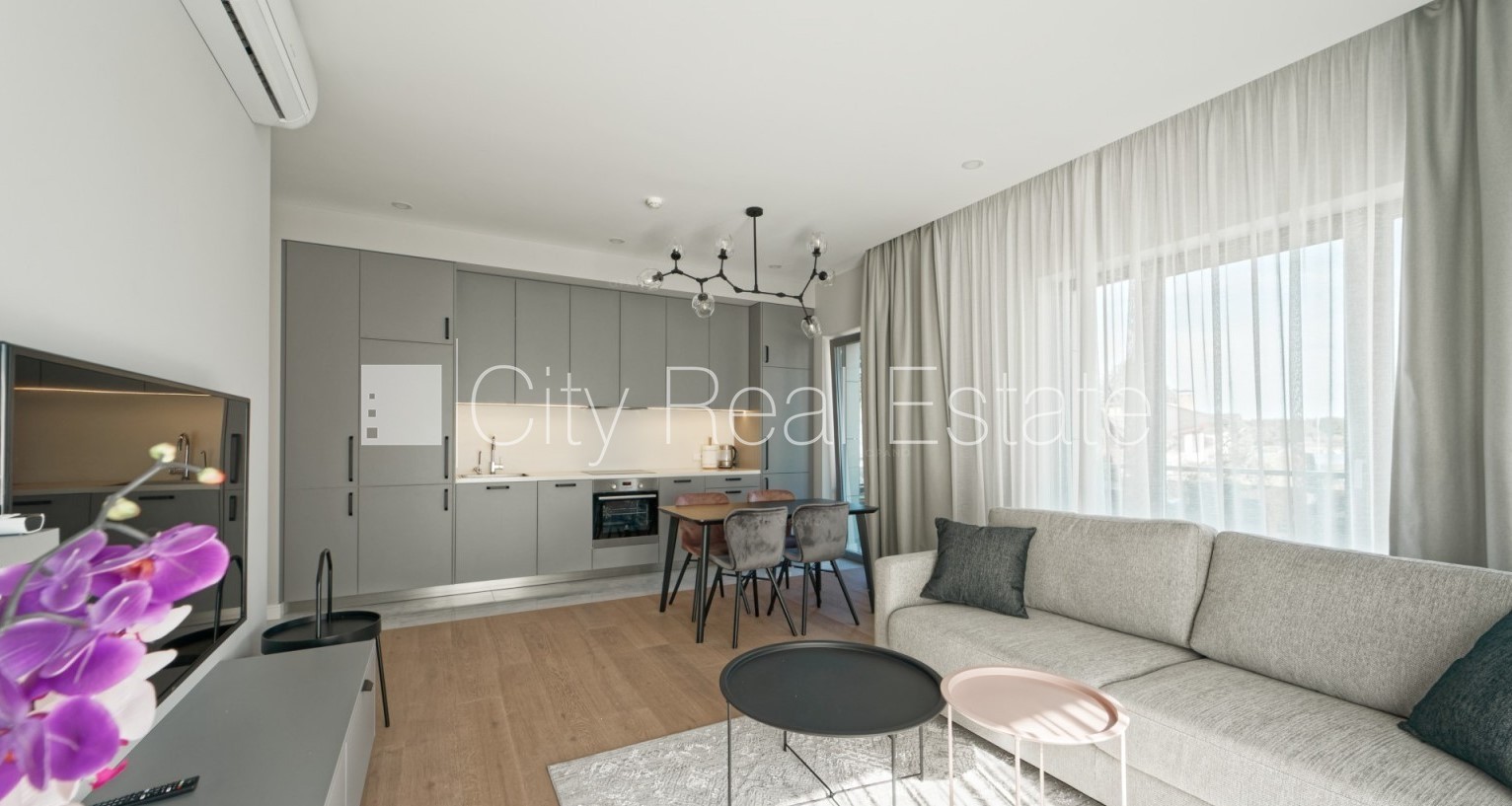 Sludinājumi. Šo dzīvokli izīrē pa diennaktīm (īstermiņa īre), īres cena sludinājumā norādīta par vienu diennakts Cena: 300 EUR/mēn Foto #1