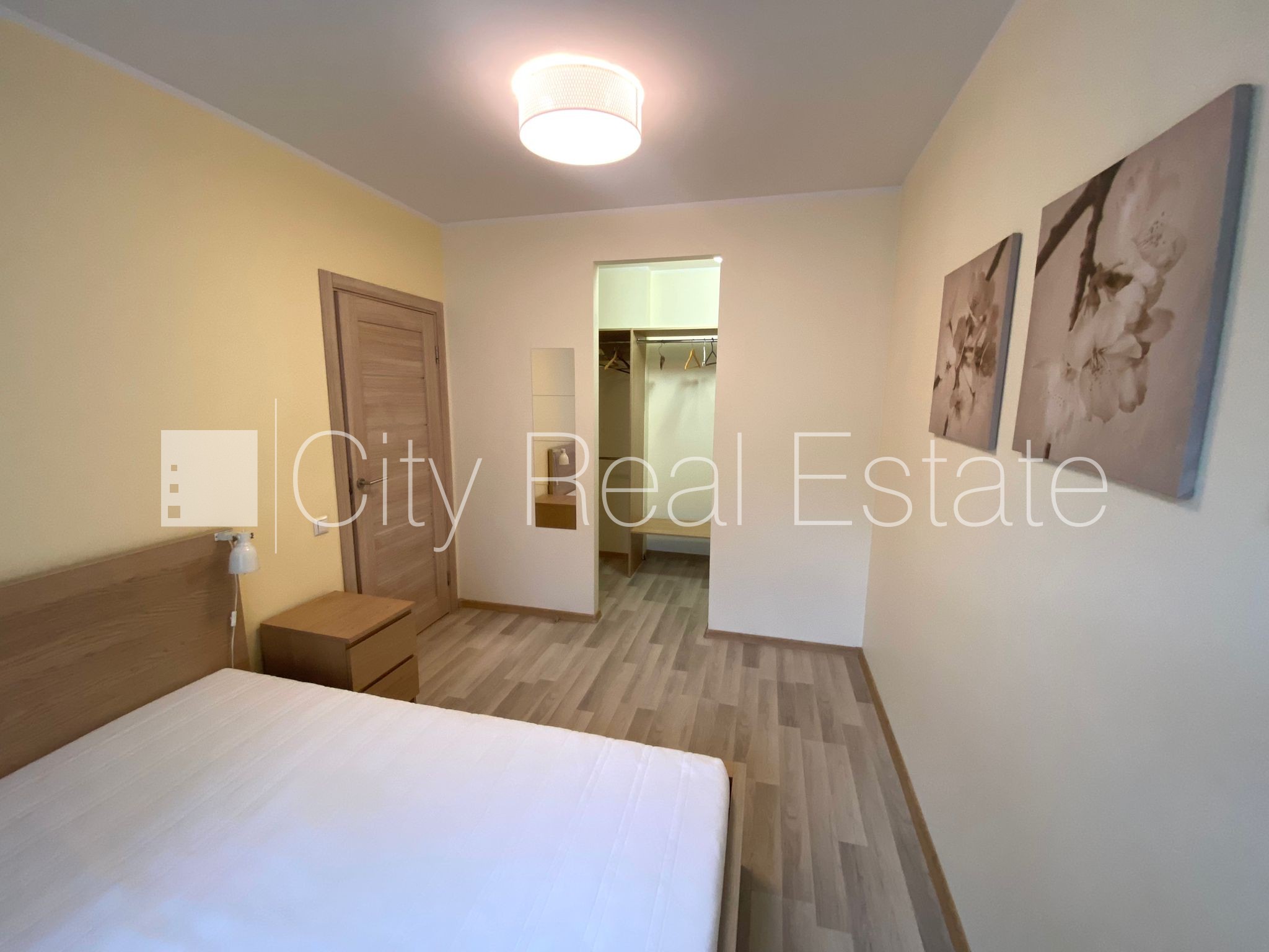 Sludinājumi. Pagalma māja, slēgts pagalms, kāpņu telpa pēc kapitālā remonta, istabas izolētas 2 gab., studio Cena: 689 EUR/mēn Foto #5