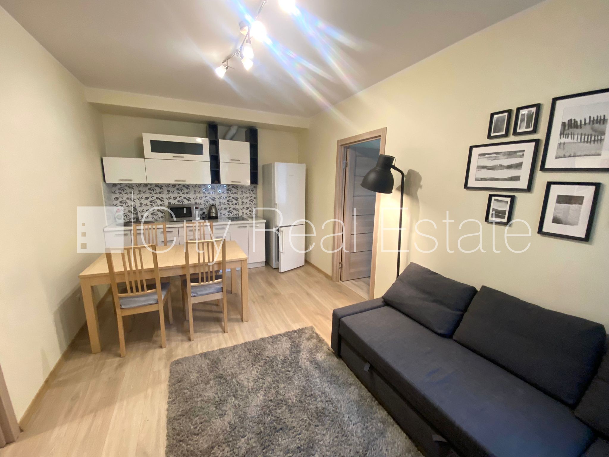 Sludinājumi. Pagalma māja, slēgts pagalms, kāpņu telpa pēc kapitālā remonta, istabas izolētas 2 gab., studio Cena: 689 EUR/mēn Foto #2