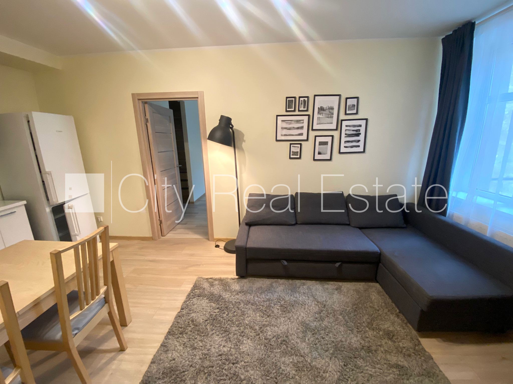 Sludinājumi. Pagalma māja, slēgts pagalms, kāpņu telpa pēc kapitālā remonta, istabas izolētas 2 gab., studio Cena: 689 EUR/mēn Foto #1