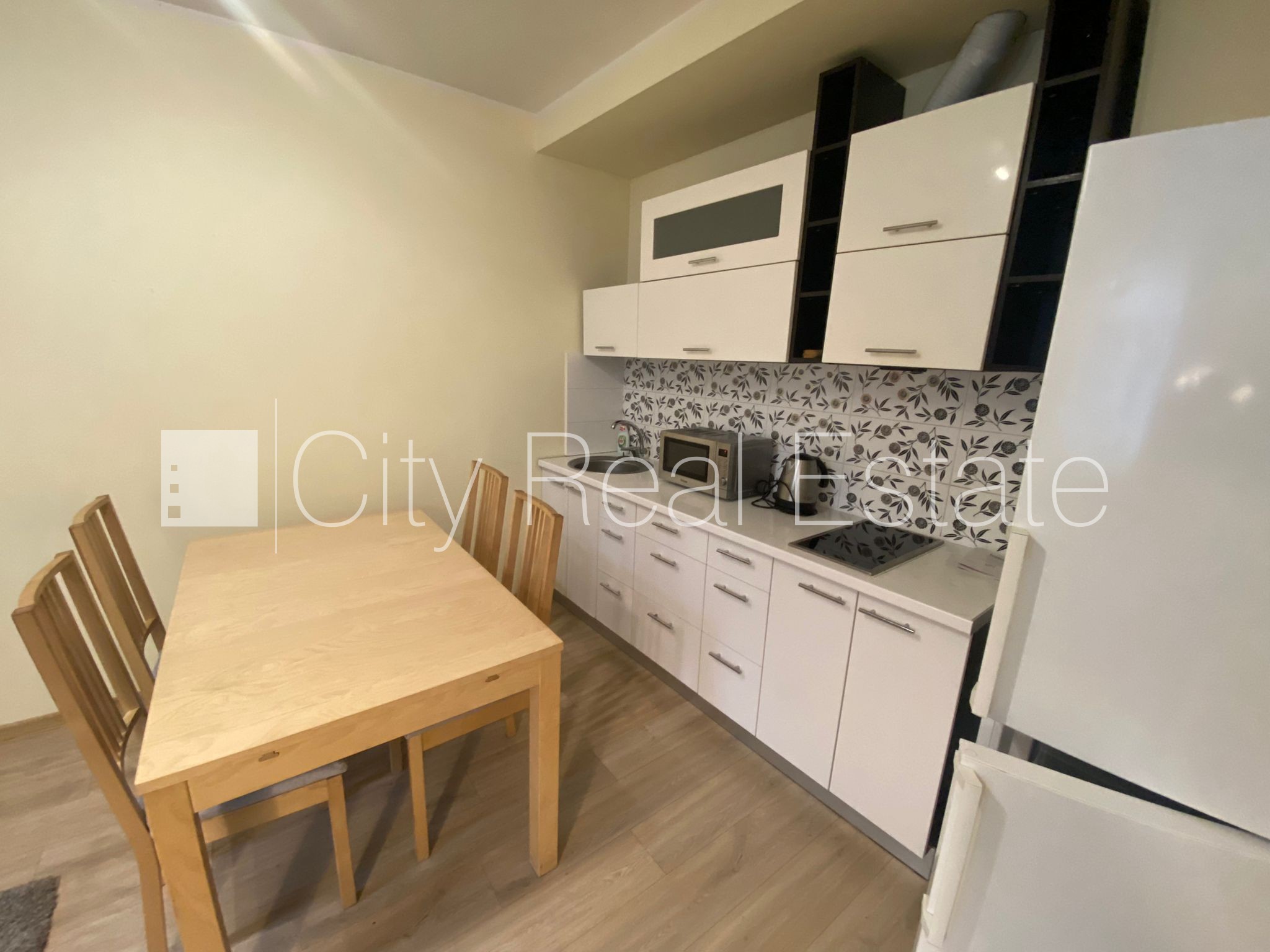 Sludinājumi. Pagalma māja, slēgts pagalms, kāpņu telpa pēc kapitālā remonta, istabas izolētas 2 gab., studio Cena: 689 EUR/mēn Foto #4