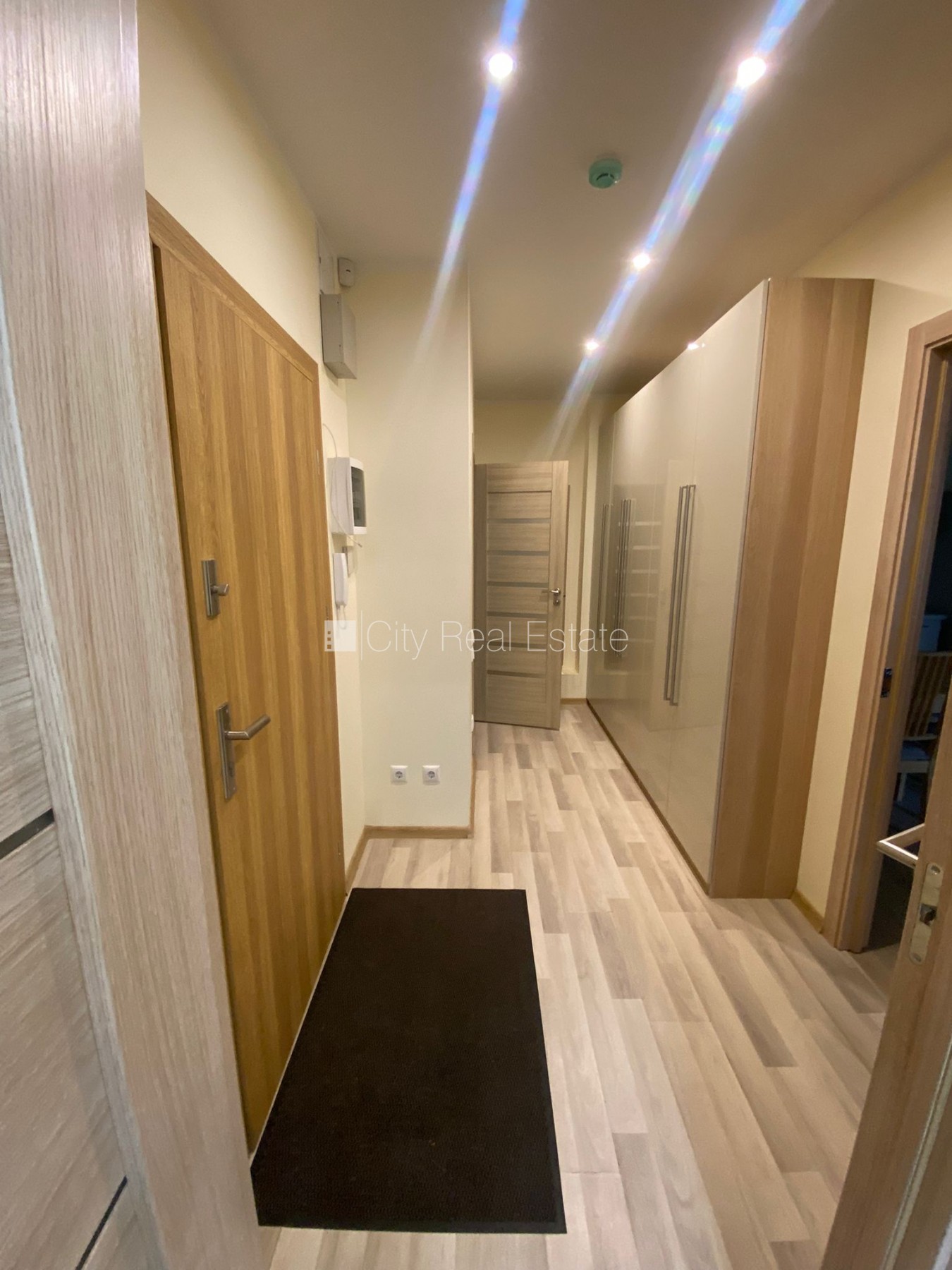 Sludinājumi. Pagalma māja, slēgts pagalms, kāpņu telpa pēc kapitālā remonta, istabas izolētas 2 gab., studio Cena: 689 EUR/mēn Foto #13