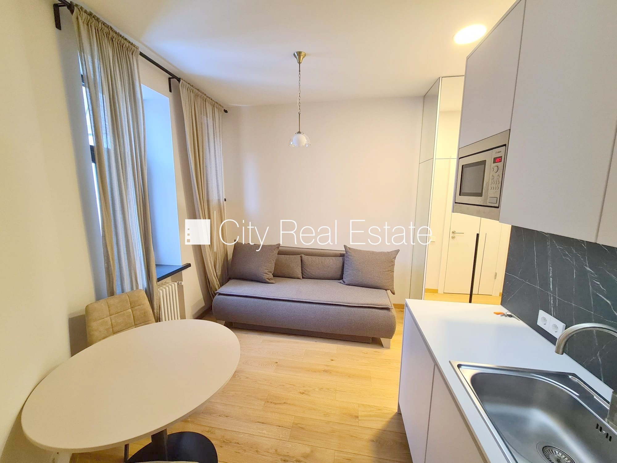 Sludinājumi. Pagalma ēka, renovēta māja, slēgts pagalms, ieeja no ielas un pagalma, ir lifts, kāpņu telpa pēc Cena: 330 EUR/mēn Foto #5