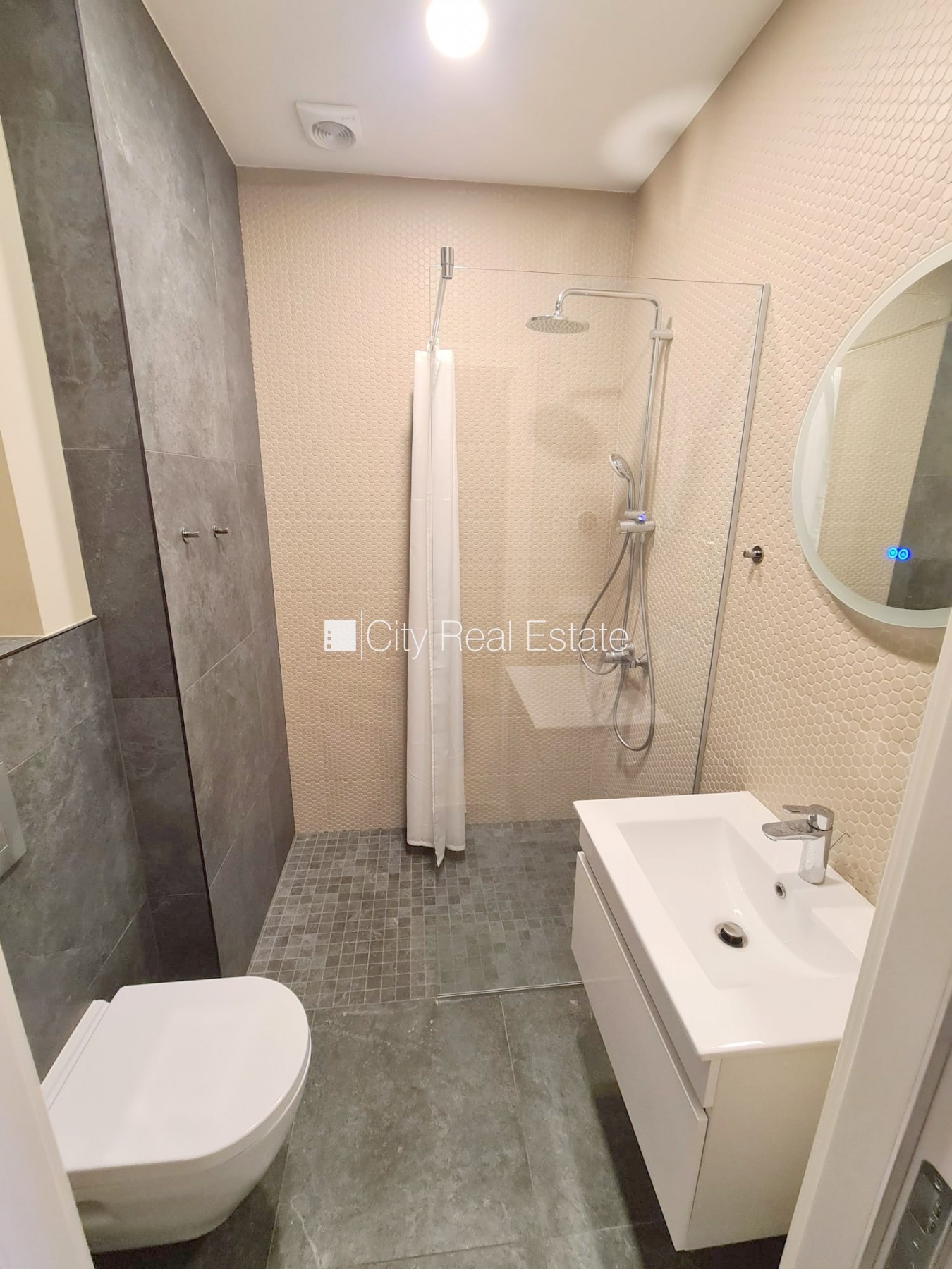 Sludinājumi. Pagalma ēka, renovēta māja, slēgts pagalms, ieeja no ielas un pagalma, ir lifts, kāpņu telpa pēc Cena: 330 EUR/mēn Foto #11