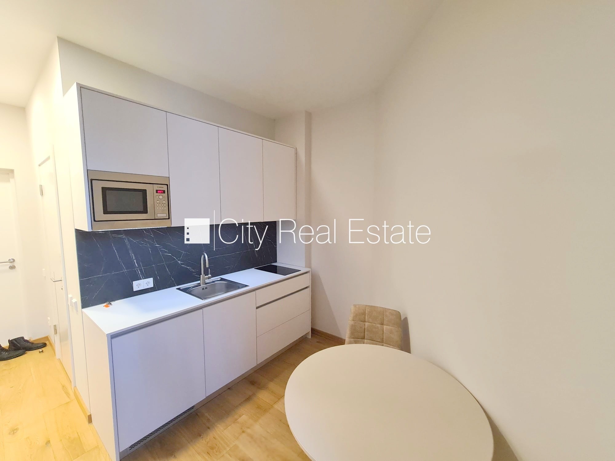 Sludinājumi. Pagalma ēka, renovēta māja, slēgts pagalms, ieeja no ielas un pagalma, ir lifts, kāpņu telpa pēc Cena: 330 EUR/mēn Foto #3