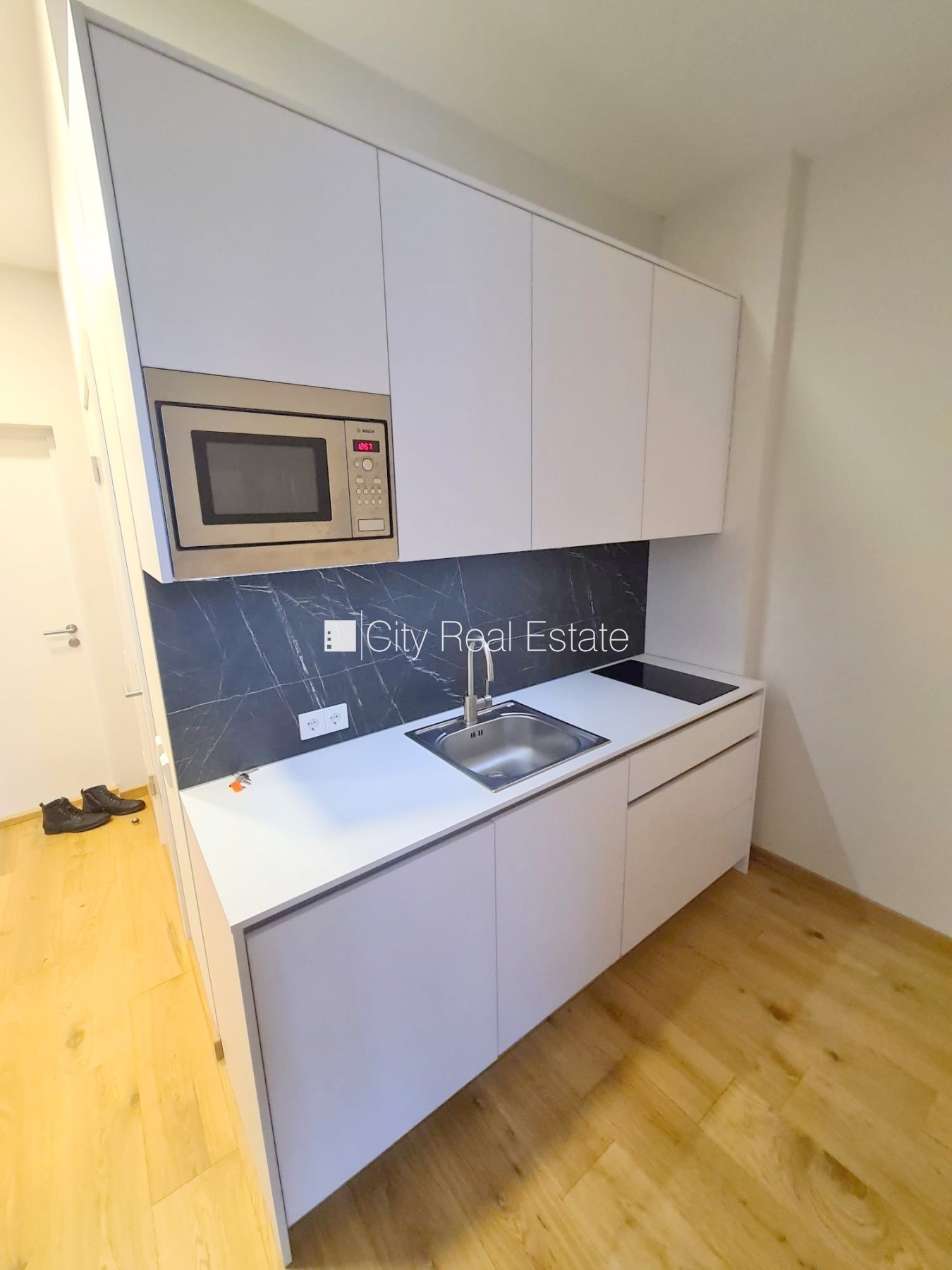 Sludinājumi. Pagalma ēka, renovēta māja, slēgts pagalms, ieeja no ielas un pagalma, ir lifts, kāpņu telpa pēc Cena: 330 EUR/mēn Foto #4