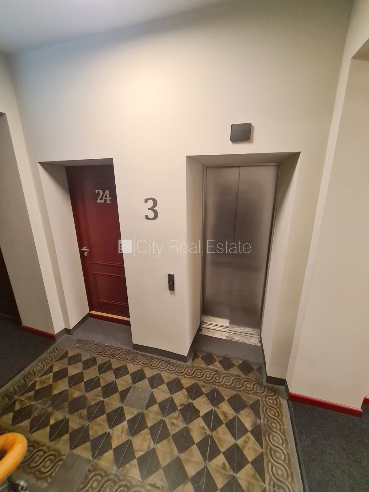 Sludinājumi. Pagalma ēka, renovēta māja, slēgts pagalms, ieeja no ielas un pagalma, ir lifts, kāpņu telpa pēc Cena: 440 EUR/mēn Foto #19