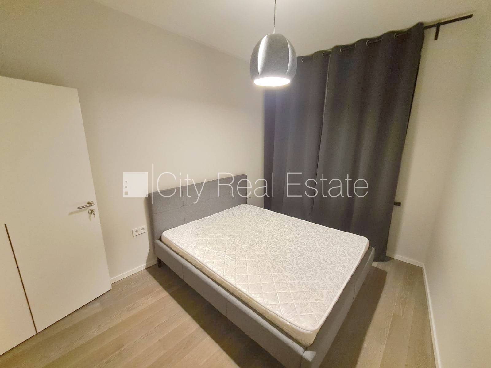 Sludinājumi. Pagalma ēka, renovēta māja, slēgts pagalms, ieeja no ielas un pagalma, ir lifts, kāpņu telpa pēc Cena: 440 EUR/mēn Foto #11