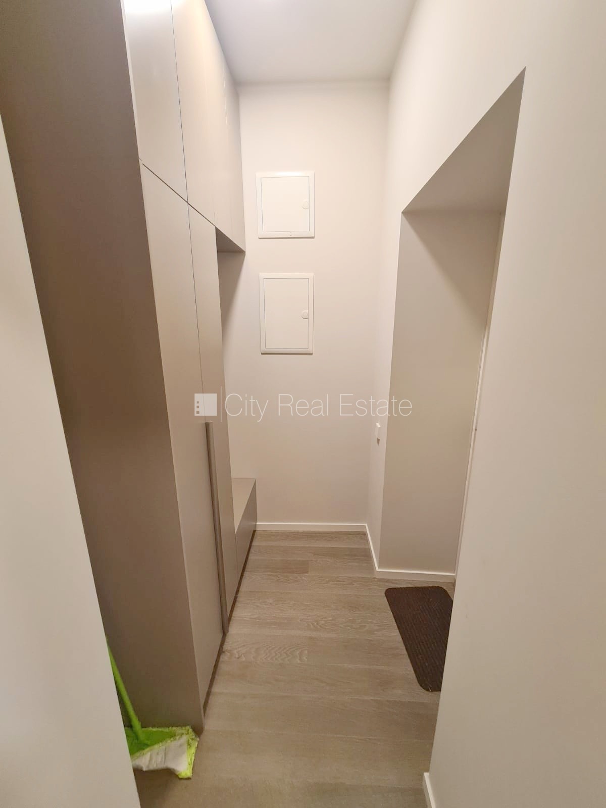 Sludinājumi. Pagalma ēka, renovēta māja, slēgts pagalms, ieeja no ielas un pagalma, ir lifts, kāpņu telpa pēc Cena: 440 EUR/mēn Foto #17