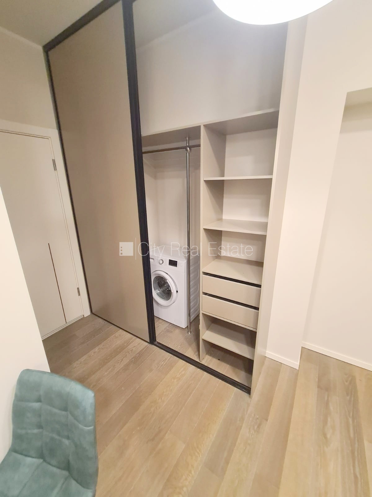 Sludinājumi. Pagalma ēka, renovēta māja, slēgts pagalms, ieeja no ielas un pagalma, ir lifts, kāpņu telpa pēc Cena: 440 EUR/mēn Foto #16