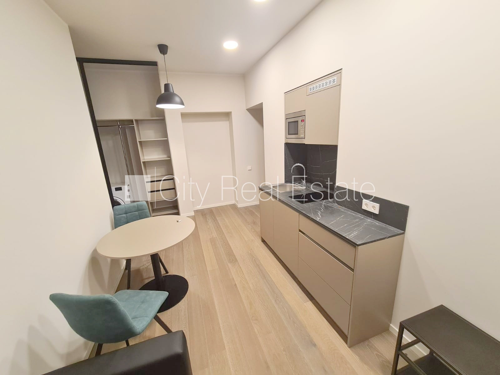 Sludinājumi. Pagalma ēka, renovēta māja, slēgts pagalms, ieeja no ielas un pagalma, ir lifts, kāpņu telpa pēc Cena: 440 EUR/mēn Foto #2
