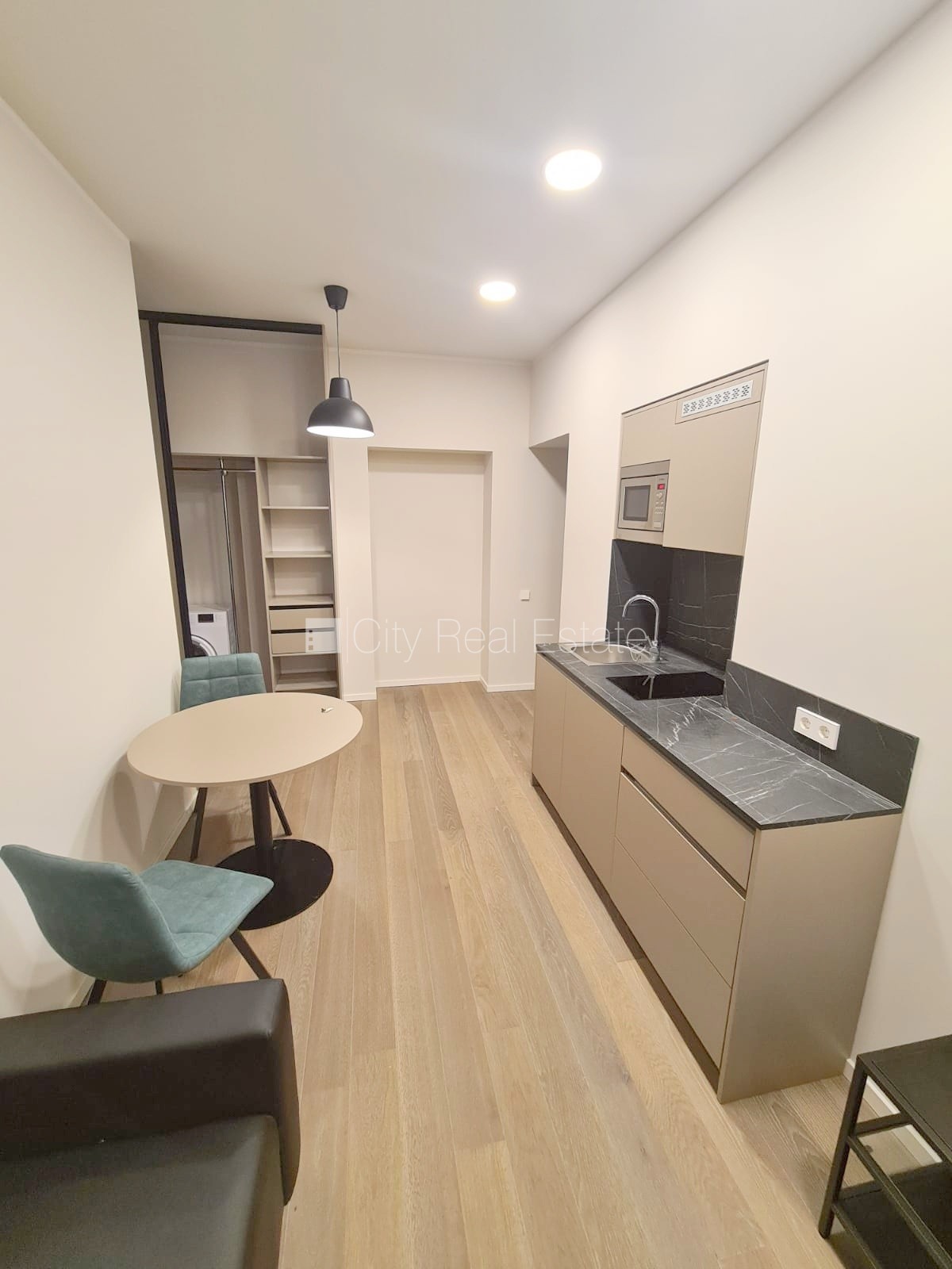 Sludinājumi. Pagalma ēka, renovēta māja, slēgts pagalms, ieeja no ielas un pagalma, ir lifts, kāpņu telpa pēc Cena: 440 EUR/mēn Foto #8