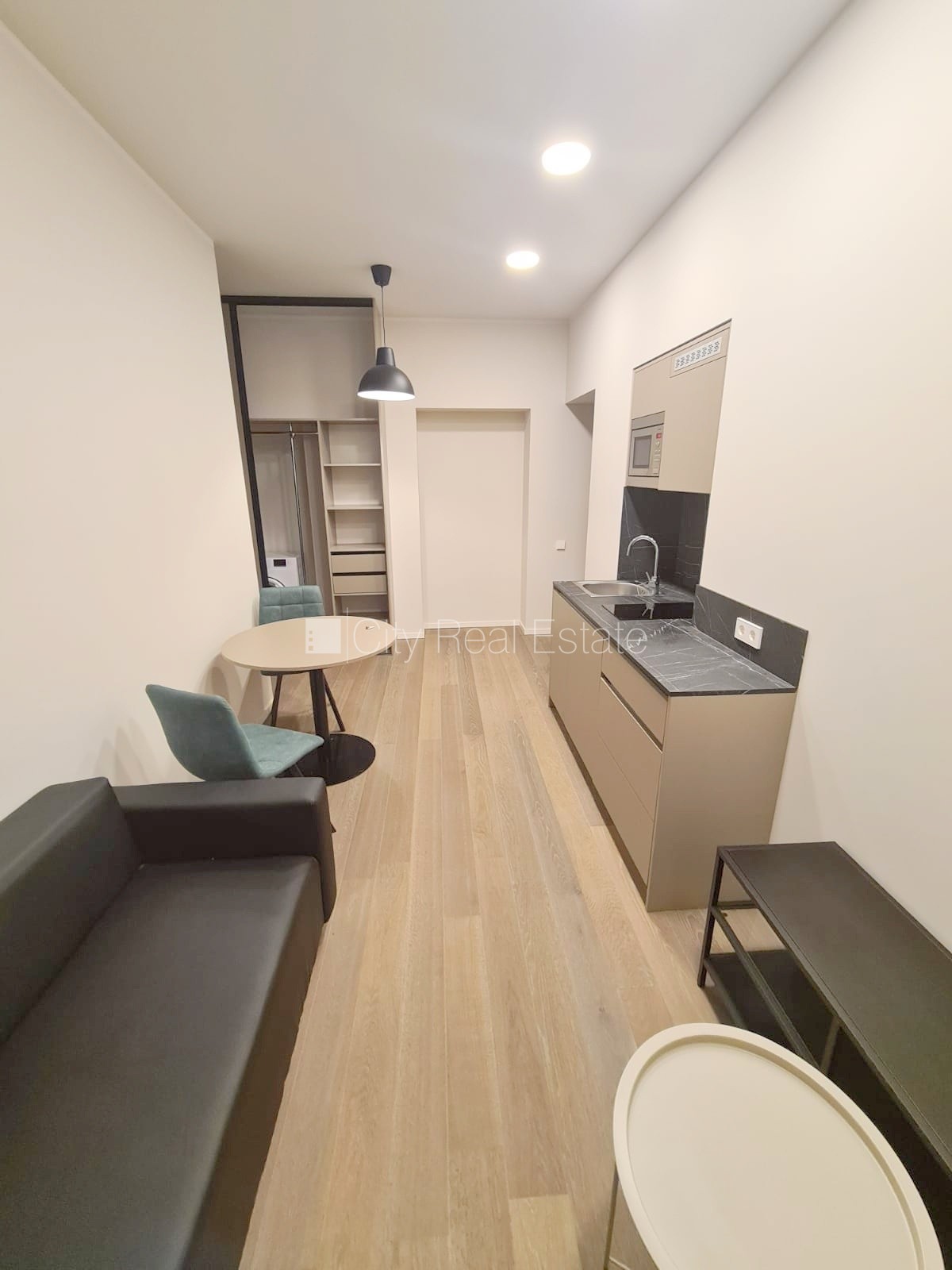 Sludinājumi. Pagalma ēka, renovēta māja, slēgts pagalms, ieeja no ielas un pagalma, ir lifts, kāpņu telpa pēc Cena: 440 EUR/mēn Foto #4