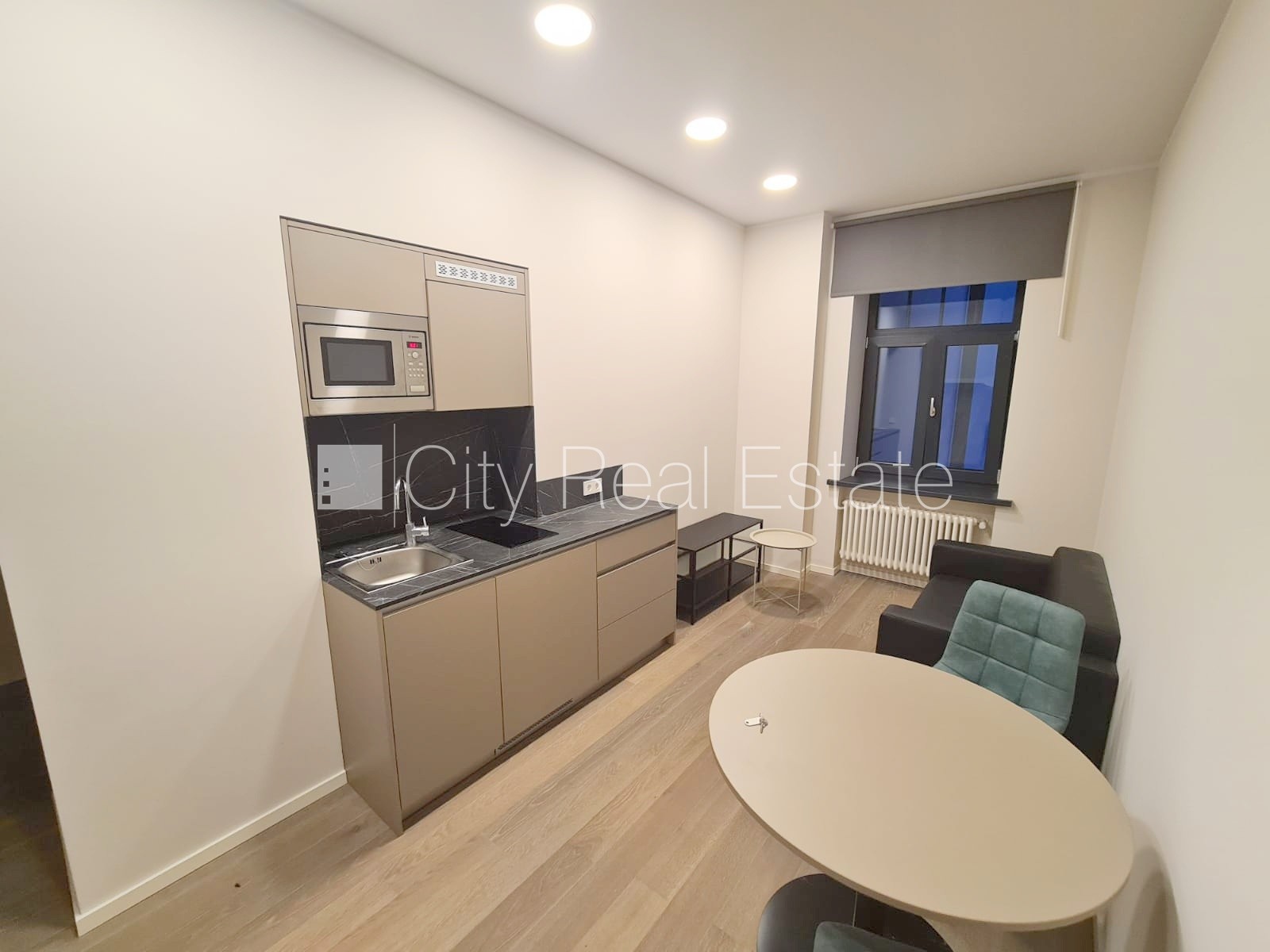 Sludinājumi. Pagalma ēka, renovēta māja, slēgts pagalms, ieeja no ielas un pagalma, ir lifts, kāpņu telpa pēc Cena: 440 EUR/mēn Foto #3