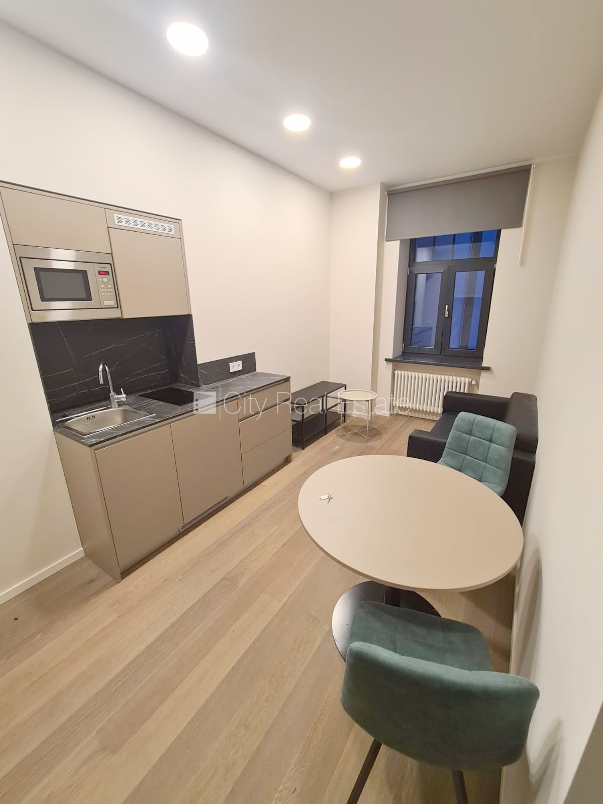 Sludinājumi. Pagalma ēka, renovēta māja, slēgts pagalms, ieeja no ielas un pagalma, ir lifts, kāpņu telpa pēc Cena: 440 EUR/mēn Foto #5
