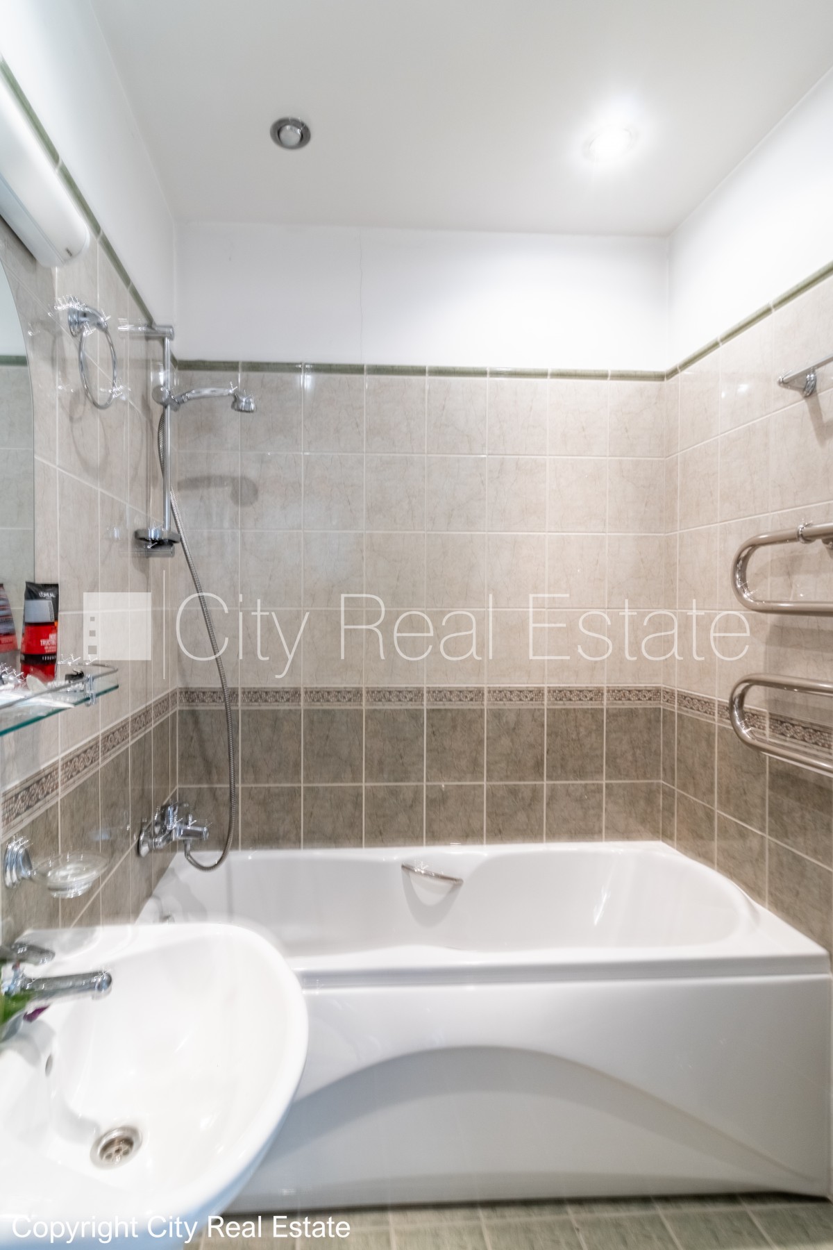 Sludinājumi. Fasādes māja, renovēta māja, slēgts pagalms, vieta automašīnai, ieeja no ielas un pagalma, ir Cena: 1200 EUR/mēn Foto #14