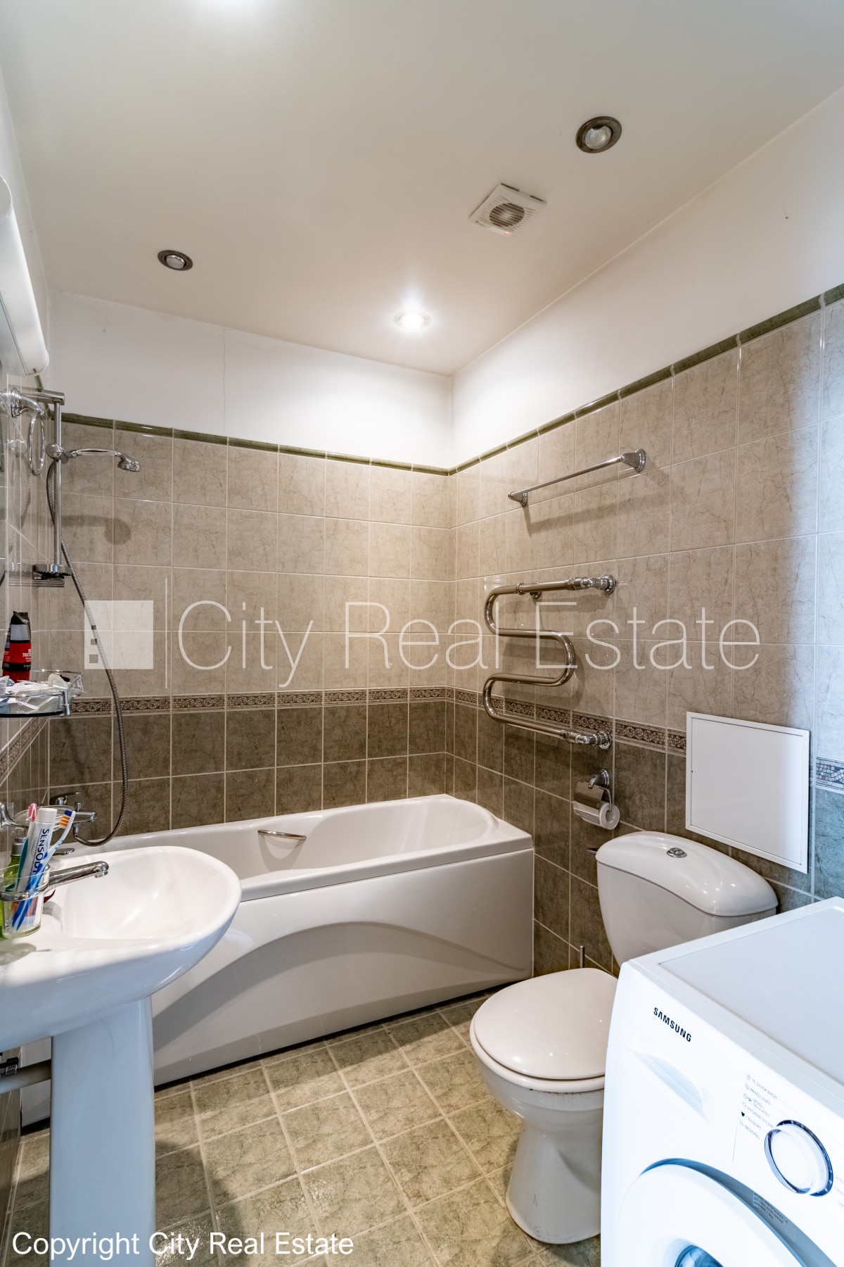 Sludinājumi. Fasādes māja, renovēta māja, slēgts pagalms, vieta automašīnai, ieeja no ielas un pagalma, ir Cena: 1200 EUR/mēn Foto #13