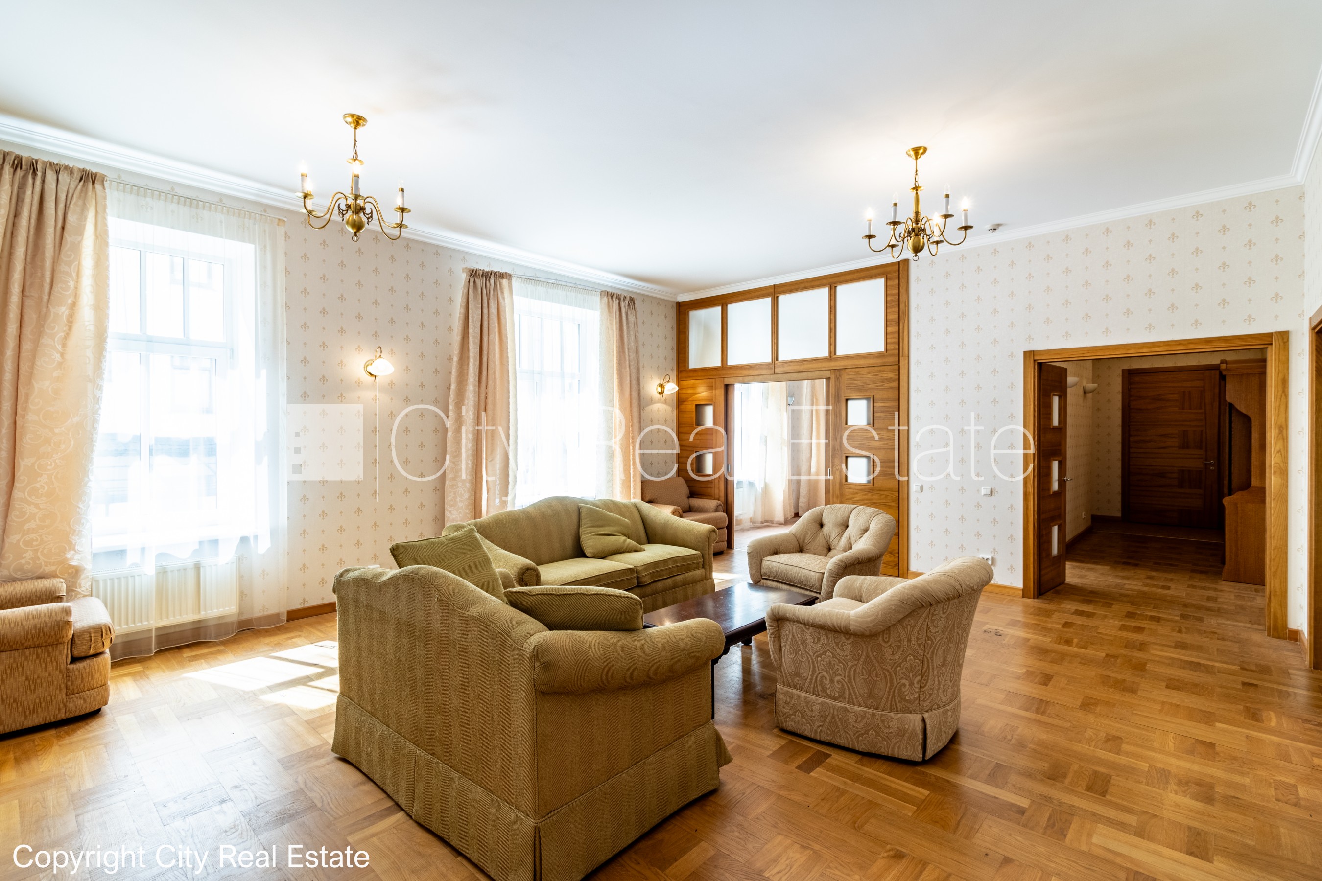 Sludinājumi. Fasādes māja, renovēta māja, slēgts pagalms, vieta automašīnai, ieeja no ielas un pagalma, ir Cena: 1200 EUR/mēn Foto #2