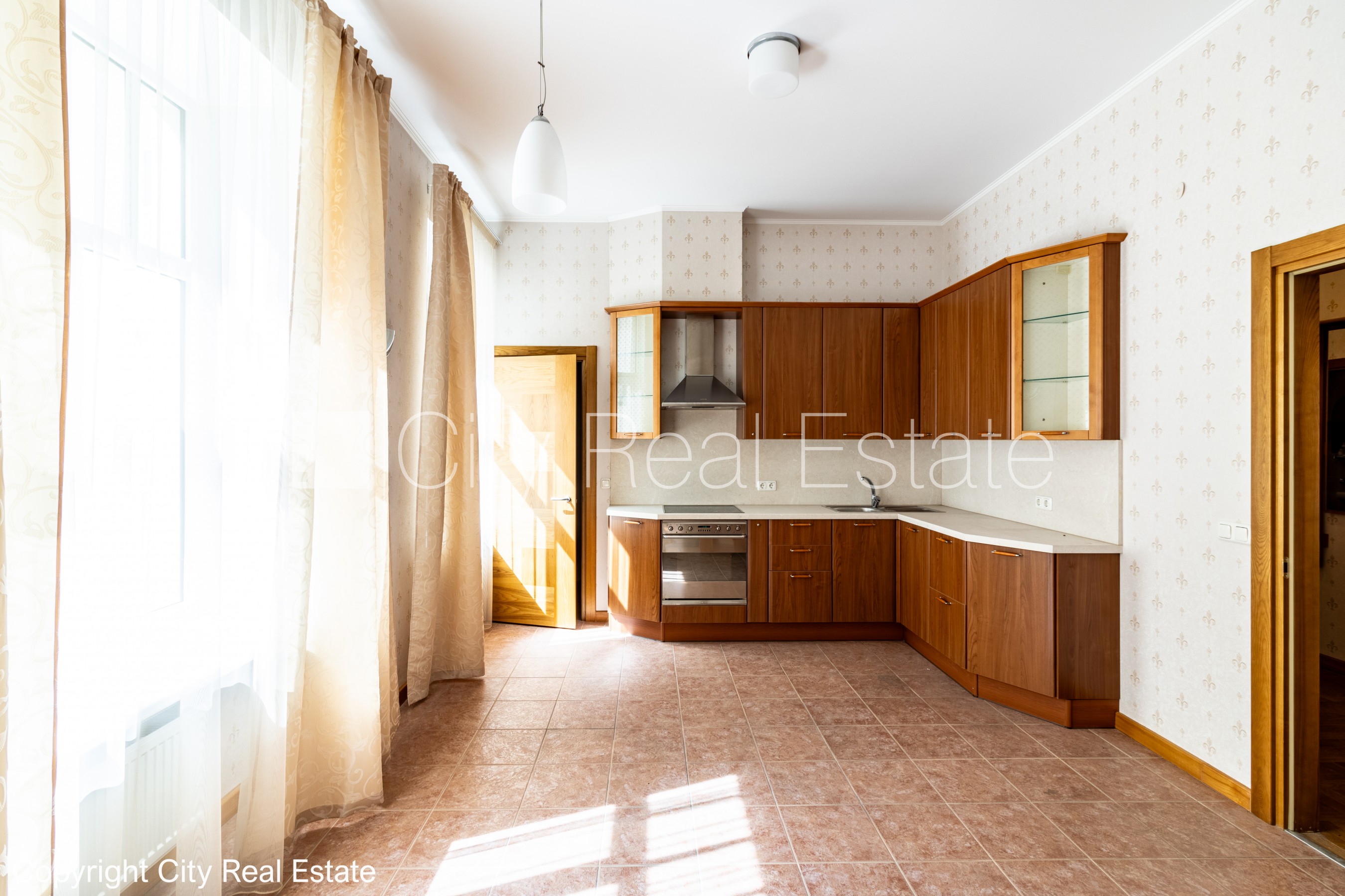 Sludinājumi. Fasādes māja, renovēta māja, slēgts pagalms, vieta automašīnai, ieeja no ielas un pagalma, ir Cena: 1200 EUR/mēn Foto #4