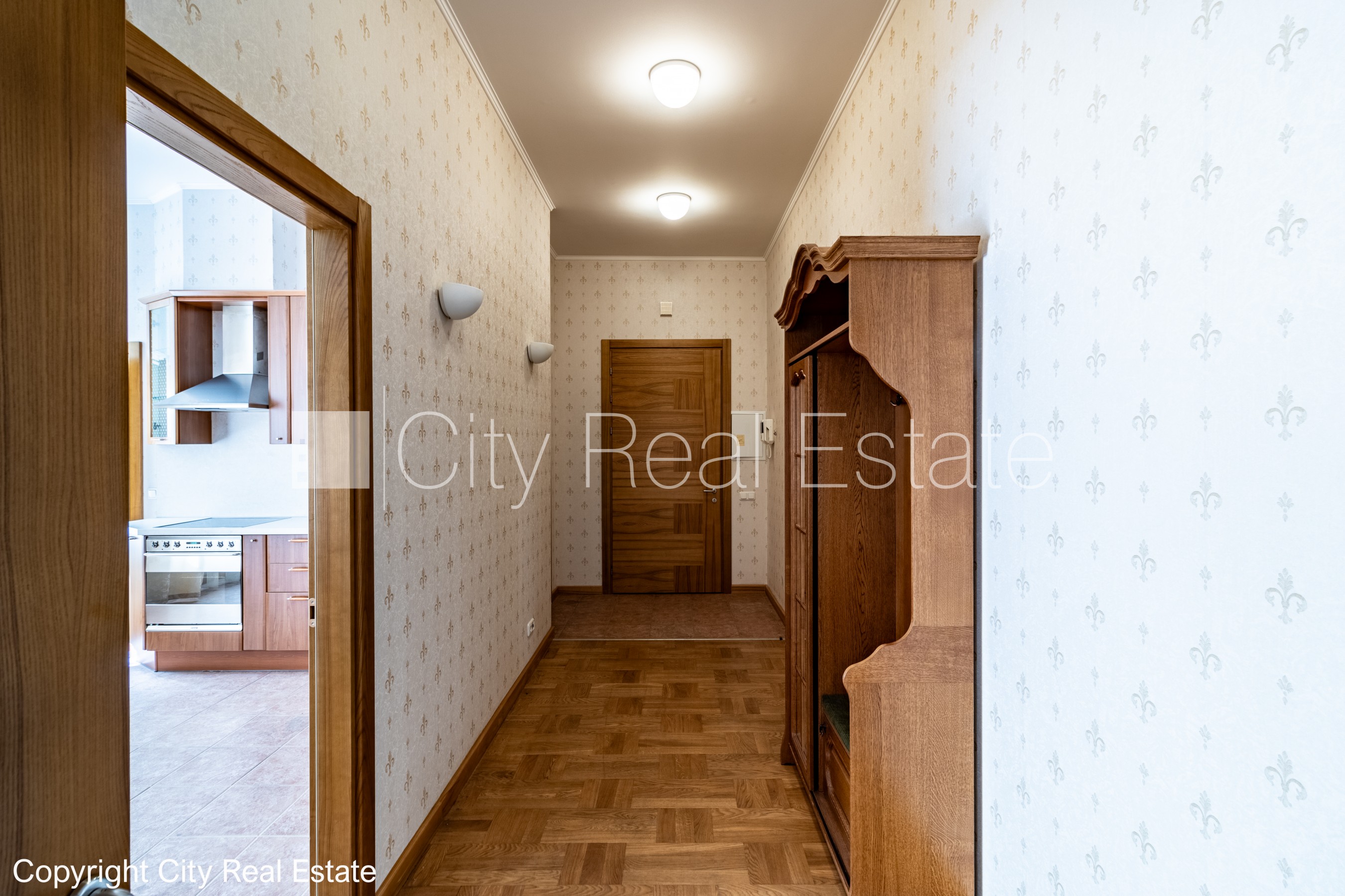 Sludinājumi. Fasādes māja, renovēta māja, slēgts pagalms, vieta automašīnai, ieeja no ielas un pagalma, ir Cena: 1200 EUR/mēn Foto #6