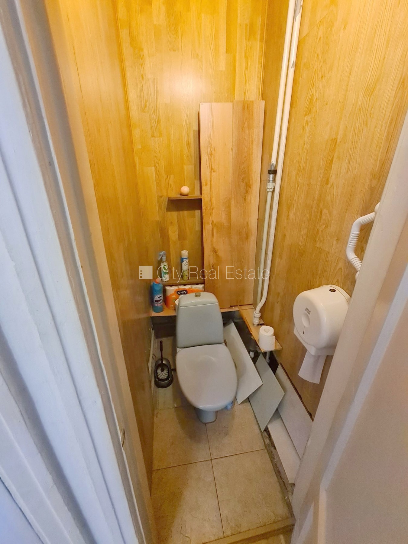 Sludinājumi. Zeme īpašumā, fasādes māja, slēgts pagalms, vieta automašīnai, ieeja no pagalma, kāpņu telpa pēc Cena: 84000 EUR Foto #18