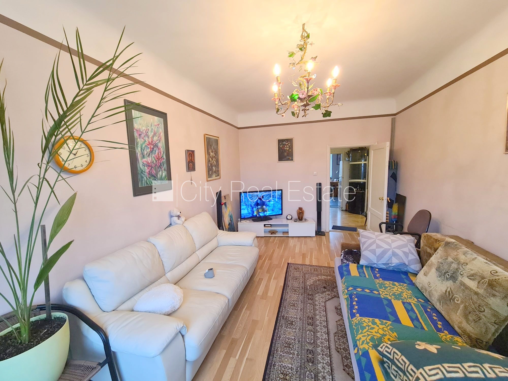 Sludinājumi. Zeme īpašumā, fasādes māja, slēgts pagalms, vieta automašīnai, ieeja no pagalma, kāpņu telpa pēc Cena: 84000 EUR Foto #3