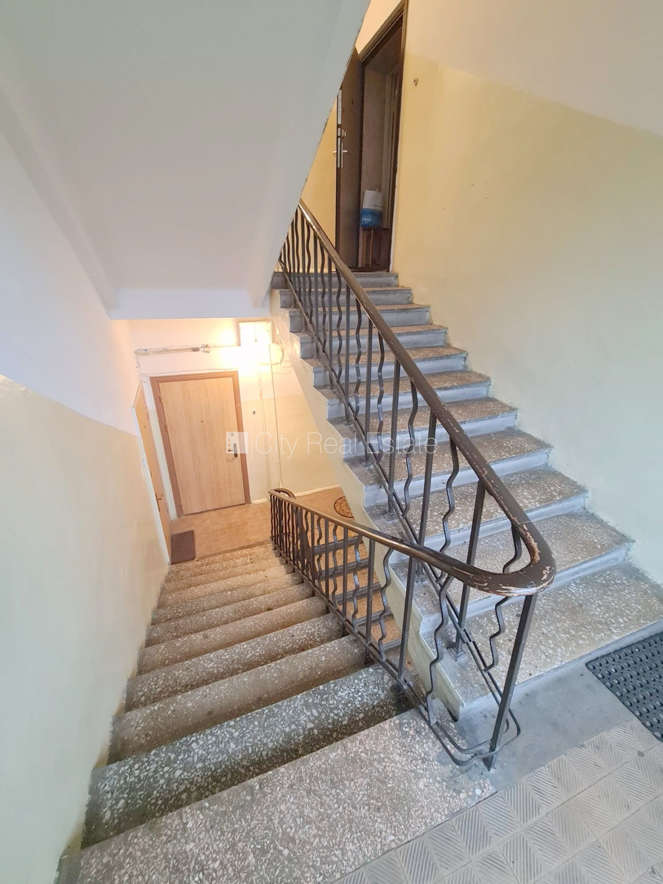 Sludinājumi. Zeme īpašumā, fasādes māja, slēgts pagalms, vieta automašīnai, ieeja no pagalma, kāpņu telpa pēc Cena: 84000 EUR Foto #20