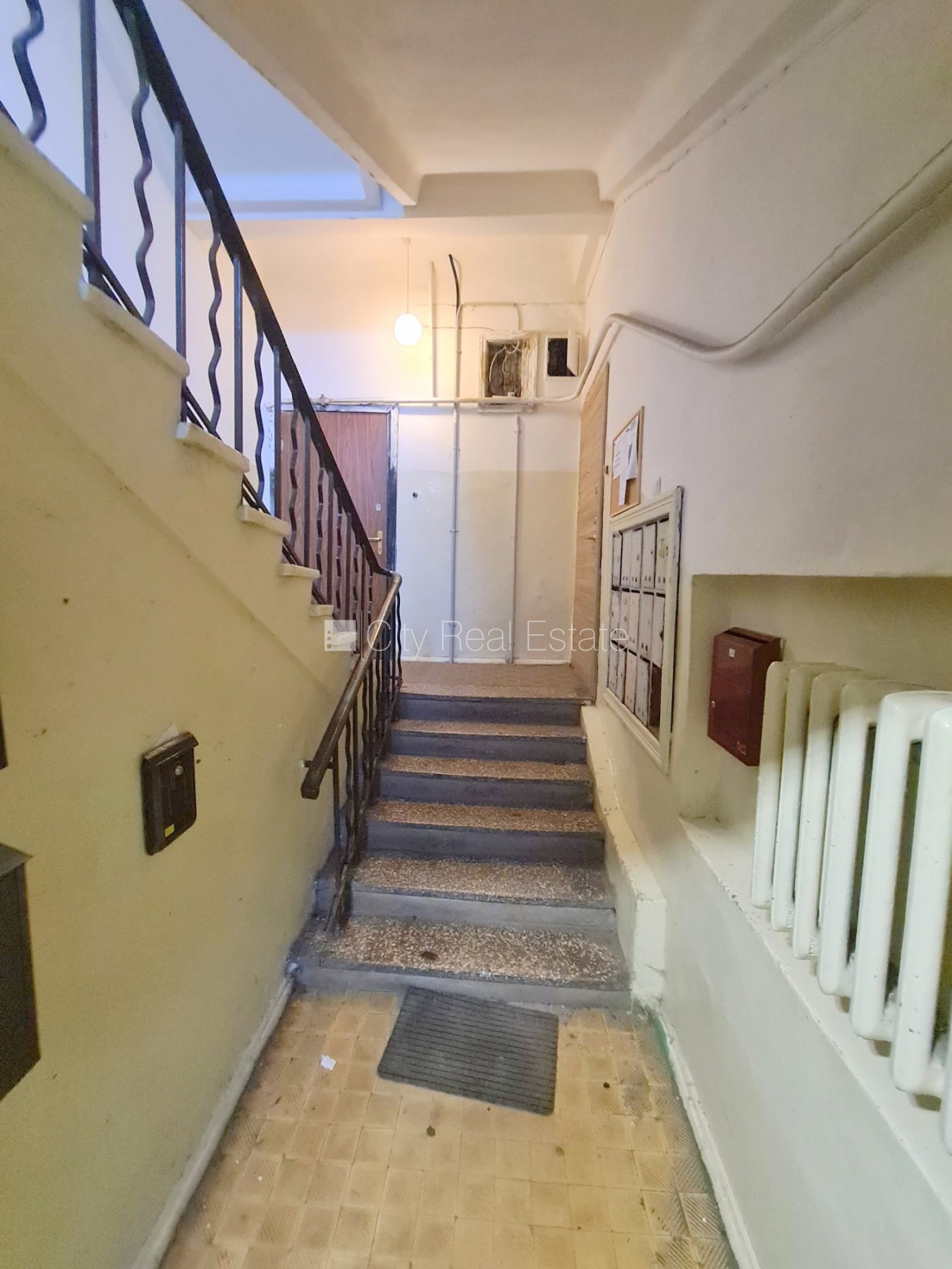 Sludinājumi. Zeme īpašumā, fasādes māja, slēgts pagalms, vieta automašīnai, ieeja no pagalma, kāpņu telpa pēc Cena: 84000 EUR Foto #21