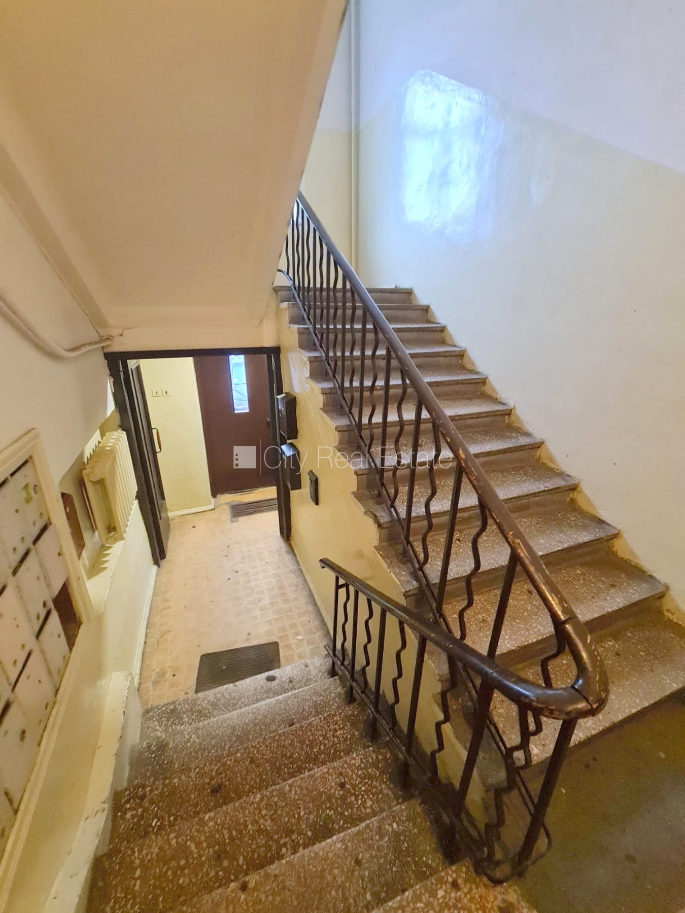 Sludinājumi. Zeme īpašumā, fasādes māja, slēgts pagalms, vieta automašīnai, ieeja no pagalma, kāpņu telpa pēc Cena: 84000 EUR Foto #23