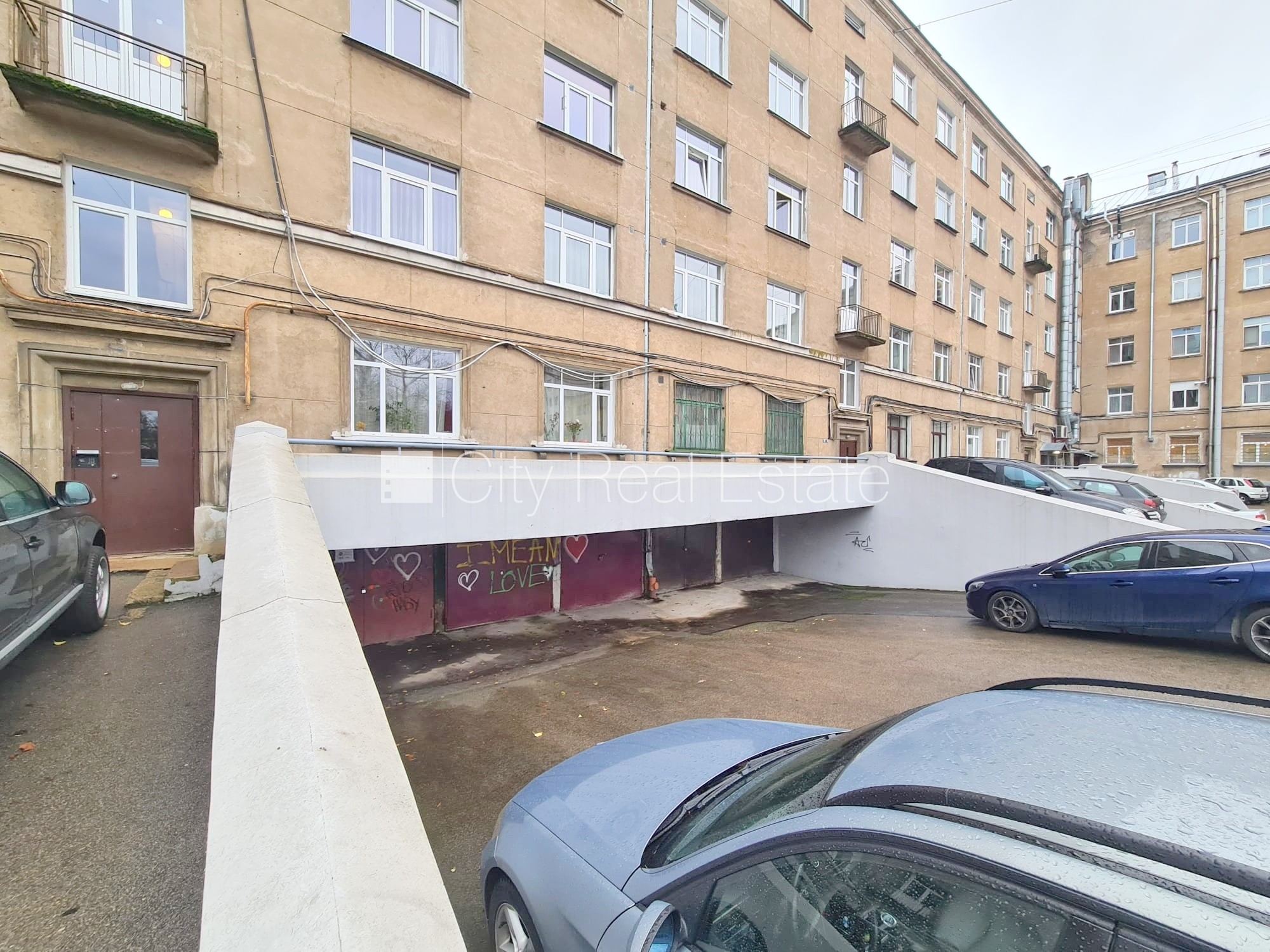 Sludinājumi. Zeme īpašumā, fasādes māja, slēgts pagalms, vieta automašīnai, ieeja no pagalma, kāpņu telpa pēc Cena: 84000 EUR Foto #24