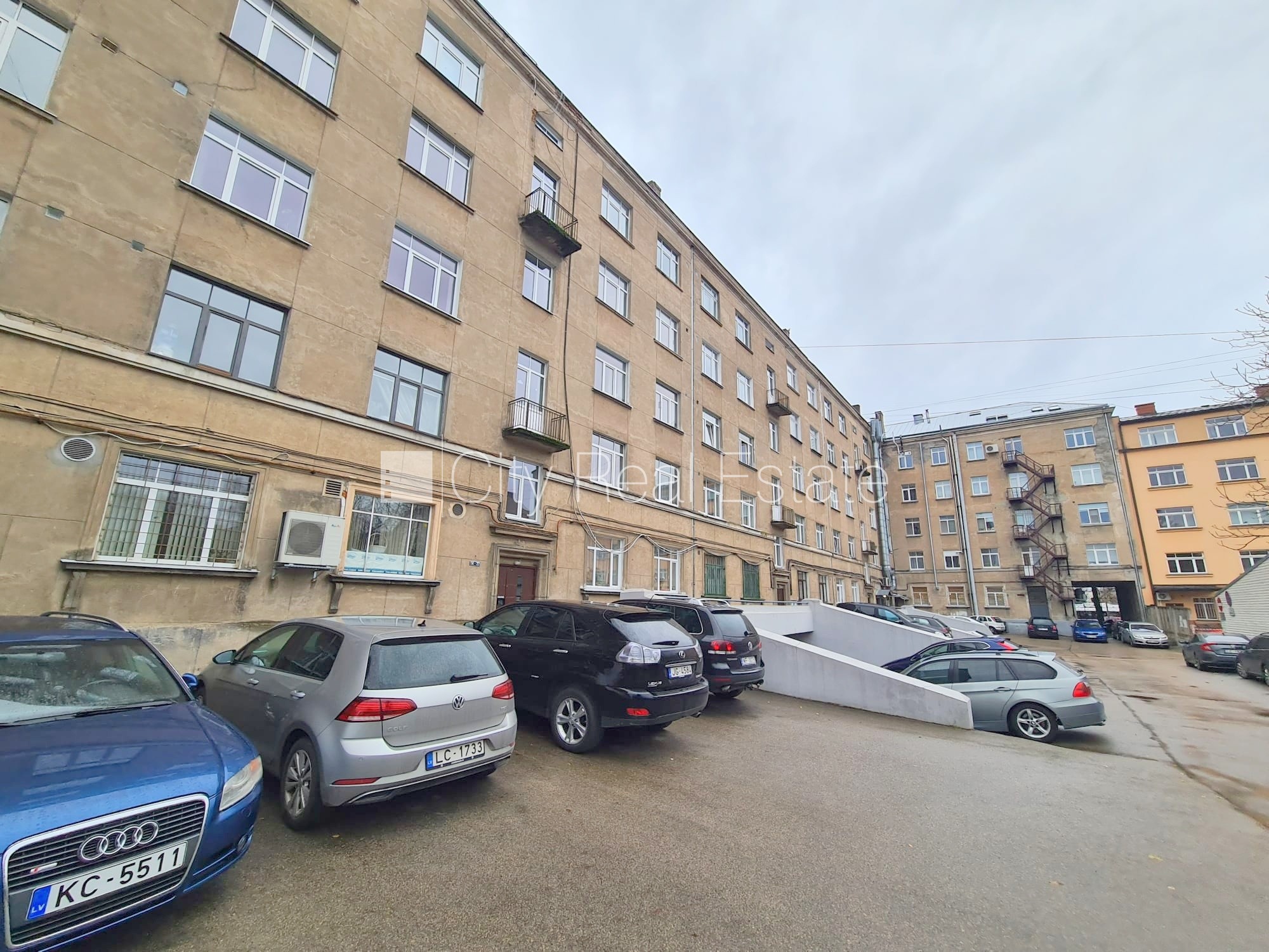 Sludinājumi. Zeme īpašumā, fasādes māja, slēgts pagalms, vieta automašīnai, ieeja no pagalma, kāpņu telpa pēc Cena: 84000 EUR Foto #25