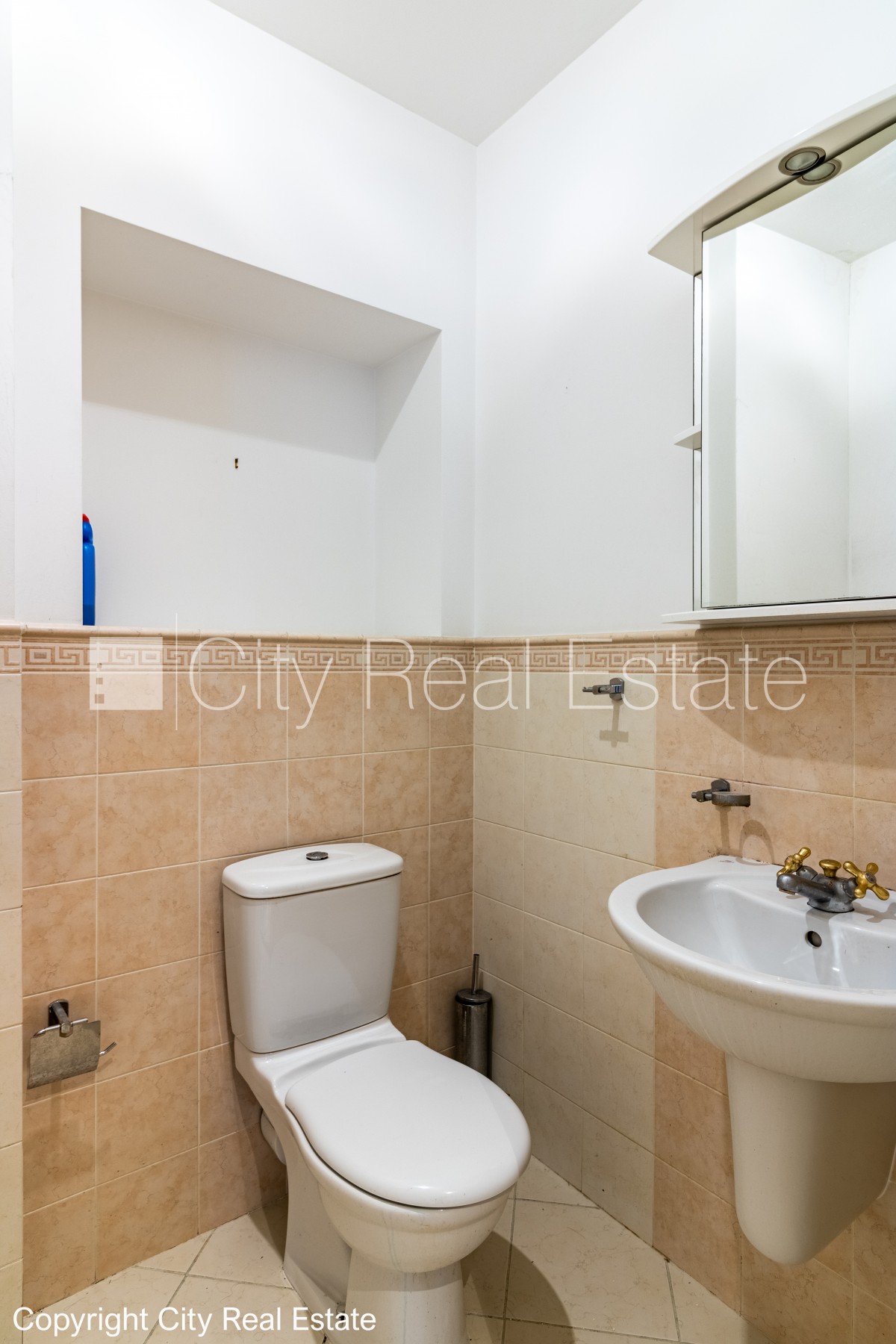 Sludinājumi. Fasādes māja, renovēta māja, ieeja no ielas, ir lifts, kāpņu telpa pēc kapitālā remonta, logi Cena: 1465 EUR/mēn Foto #17