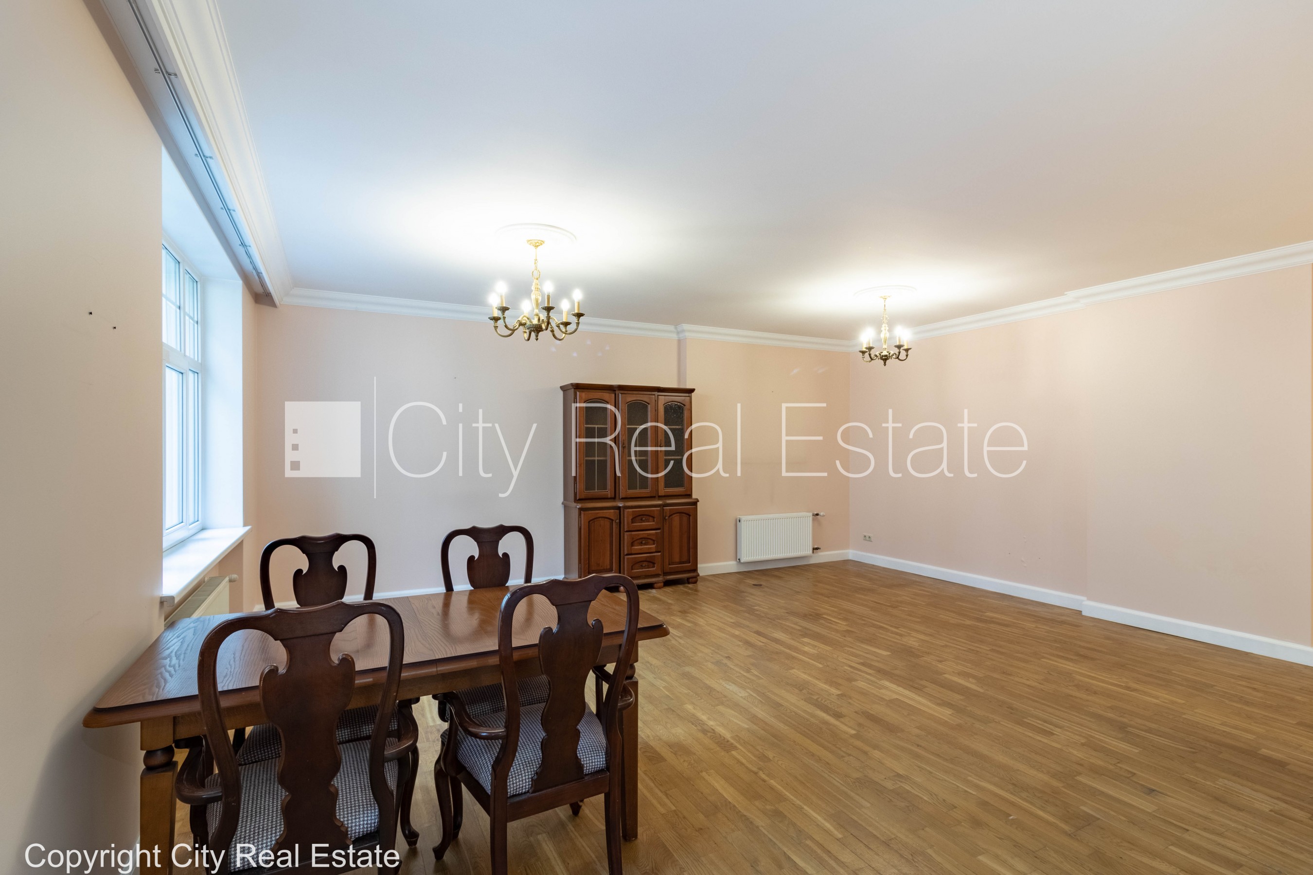 Sludinājumi. Fasādes māja, renovēta māja, ieeja no ielas, ir lifts, kāpņu telpa pēc kapitālā remonta, logi Cena: 1465 EUR/mēn Foto #2