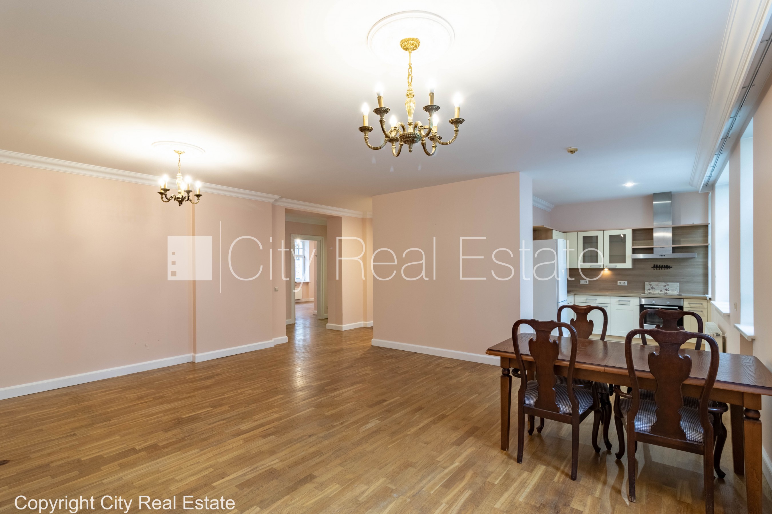 Sludinājumi. Fasādes māja, renovēta māja, ieeja no ielas, ir lifts, kāpņu telpa pēc kapitālā remonta, logi Cena: 1465 EUR/mēn Foto #1