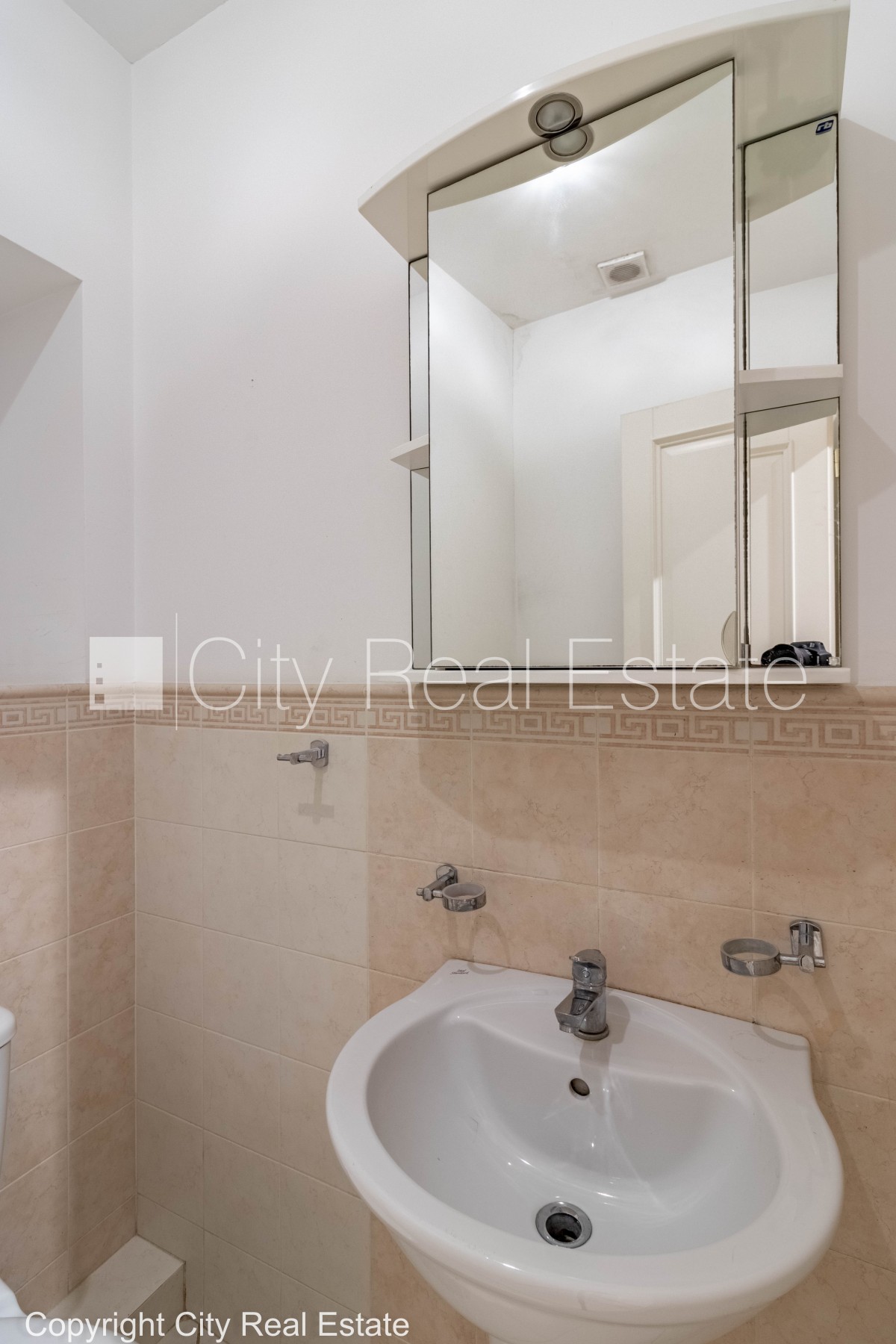 Sludinājumi. Fasādes māja, renovēta māja, ieeja no ielas, ir lifts, kāpņu telpa pēc kapitālā remonta, logi Cena: 1465 EUR/mēn Foto #18