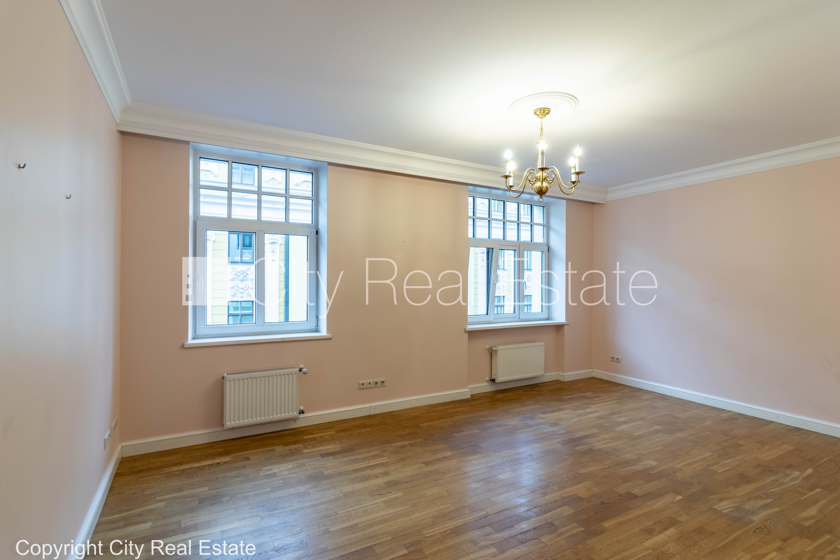 Sludinājumi. Fasādes māja, renovēta māja, ieeja no ielas, ir lifts, kāpņu telpa pēc kapitālā remonta, logi Cena: 1465 EUR/mēn Foto #9