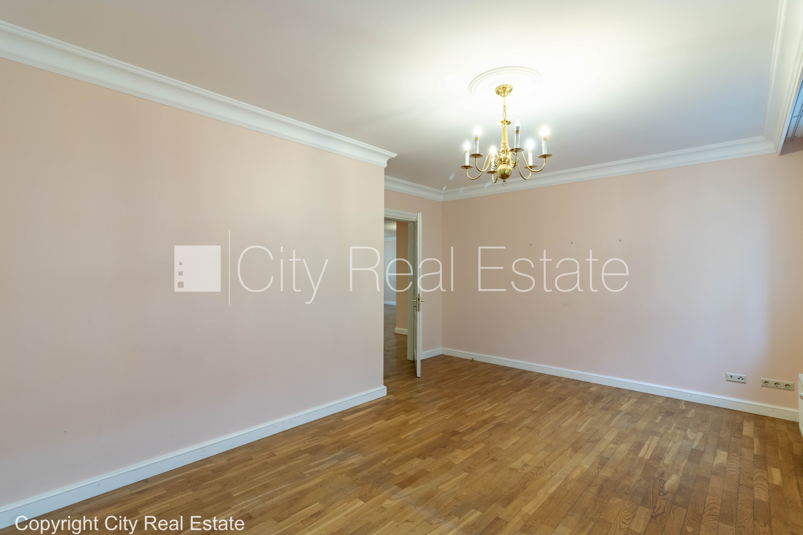 Sludinājumi. Fasādes māja, renovēta māja, ieeja no ielas, ir lifts, kāpņu telpa pēc kapitālā remonta, logi Cena: 1465 EUR/mēn Foto #11