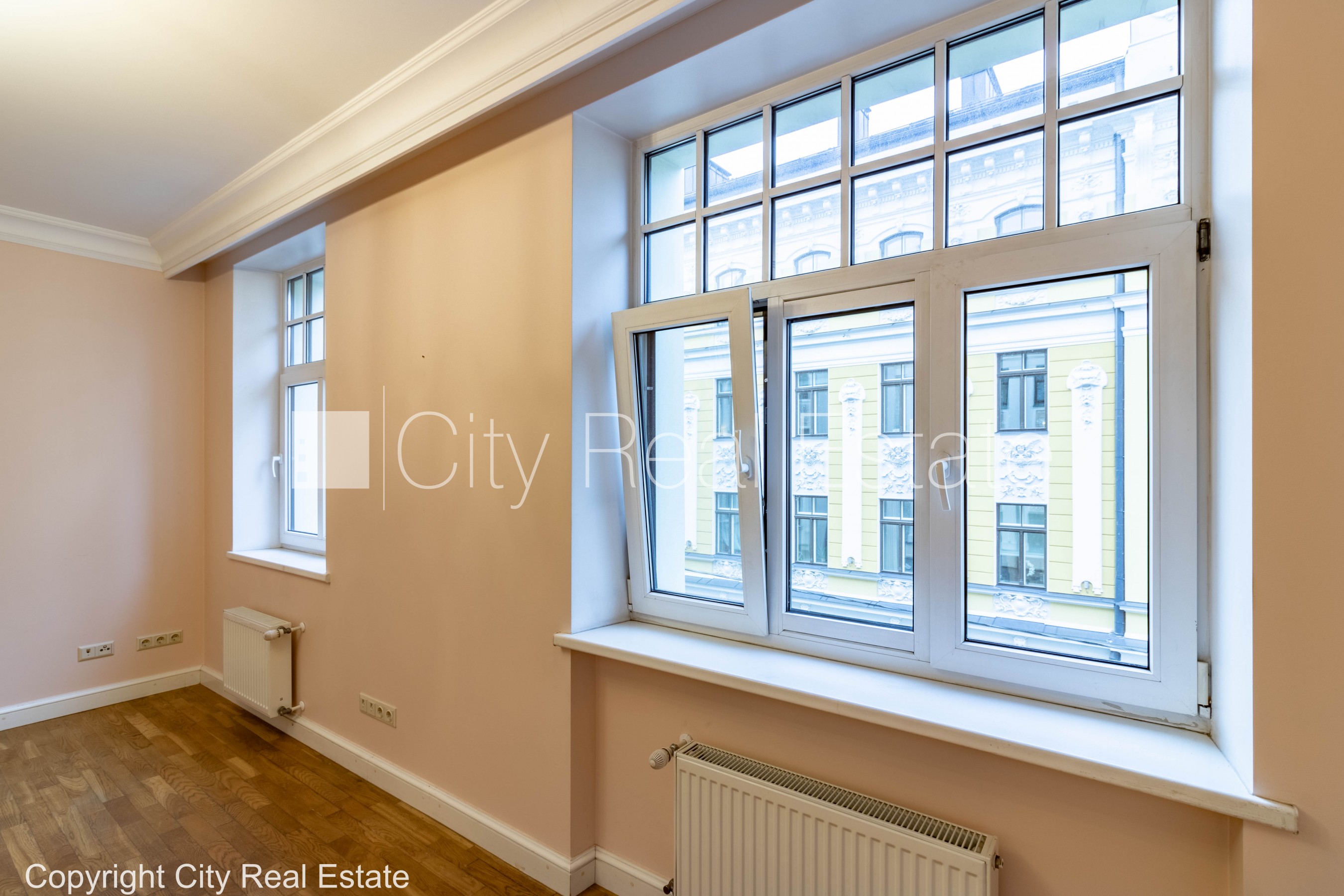 Sludinājumi. Fasādes māja, renovēta māja, ieeja no ielas, ir lifts, kāpņu telpa pēc kapitālā remonta, logi Cena: 1465 EUR/mēn Foto #10