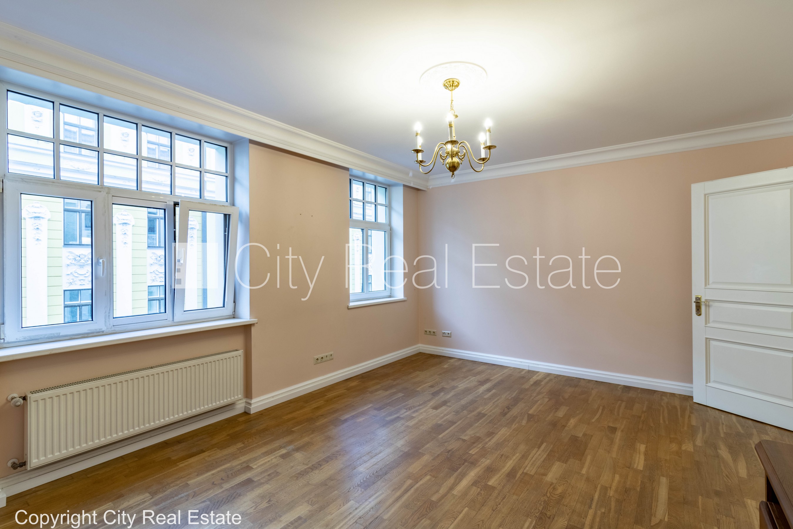 Sludinājumi. Fasādes māja, renovēta māja, ieeja no ielas, ir lifts, kāpņu telpa pēc kapitālā remonta, logi Cena: 1465 EUR/mēn Foto #14