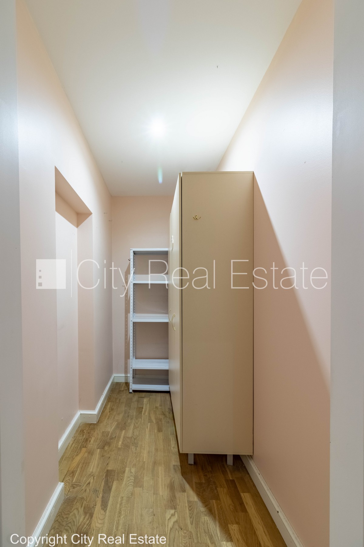 Sludinājumi. Fasādes māja, renovēta māja, ieeja no ielas, ir lifts, kāpņu telpa pēc kapitālā remonta, logi Cena: 1465 EUR/mēn Foto #8