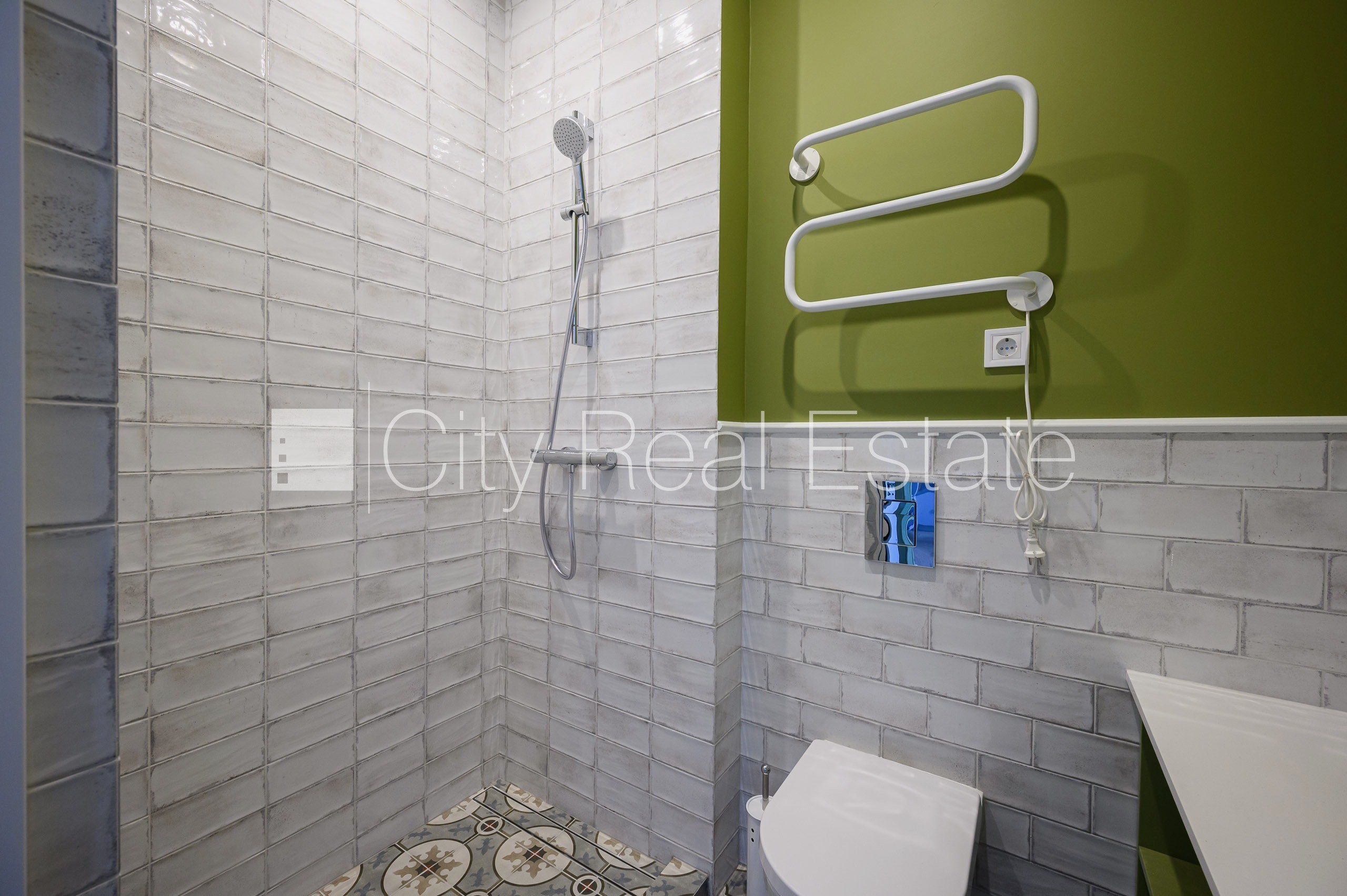 Sludinājumi. Renovēta māja, ir lifts, kāpņu telpa pēc kapitālā remonta, logi vērsti uz ielas pusi, istabas Cena: 850 EUR/mēn Foto #10