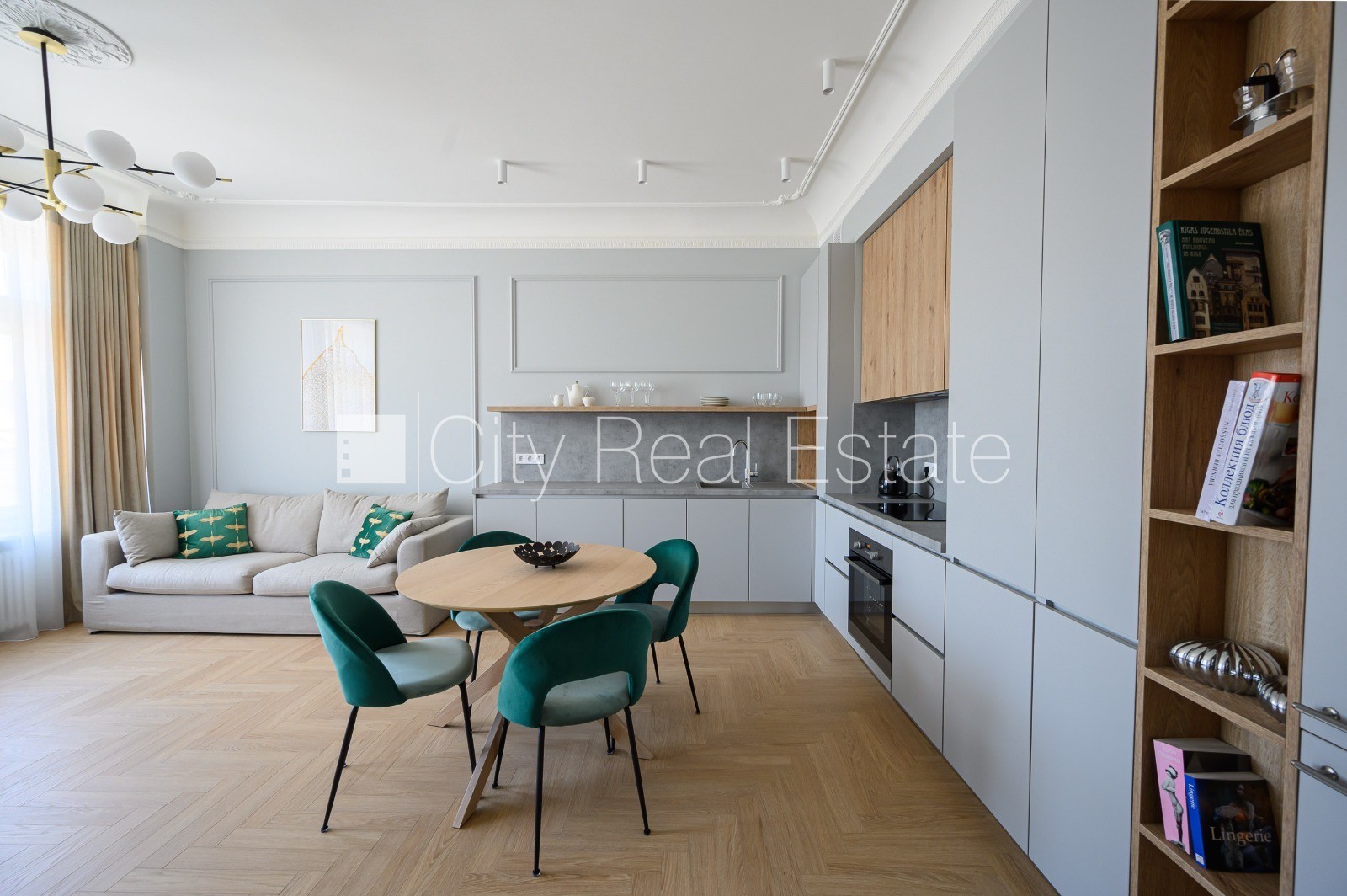 Sludinājumi. Renovēta māja, ir lifts, kāpņu telpa pēc kapitālā remonta, logi vērsti uz ielas pusi, istabas Cena: 850 EUR/mēn Foto #1