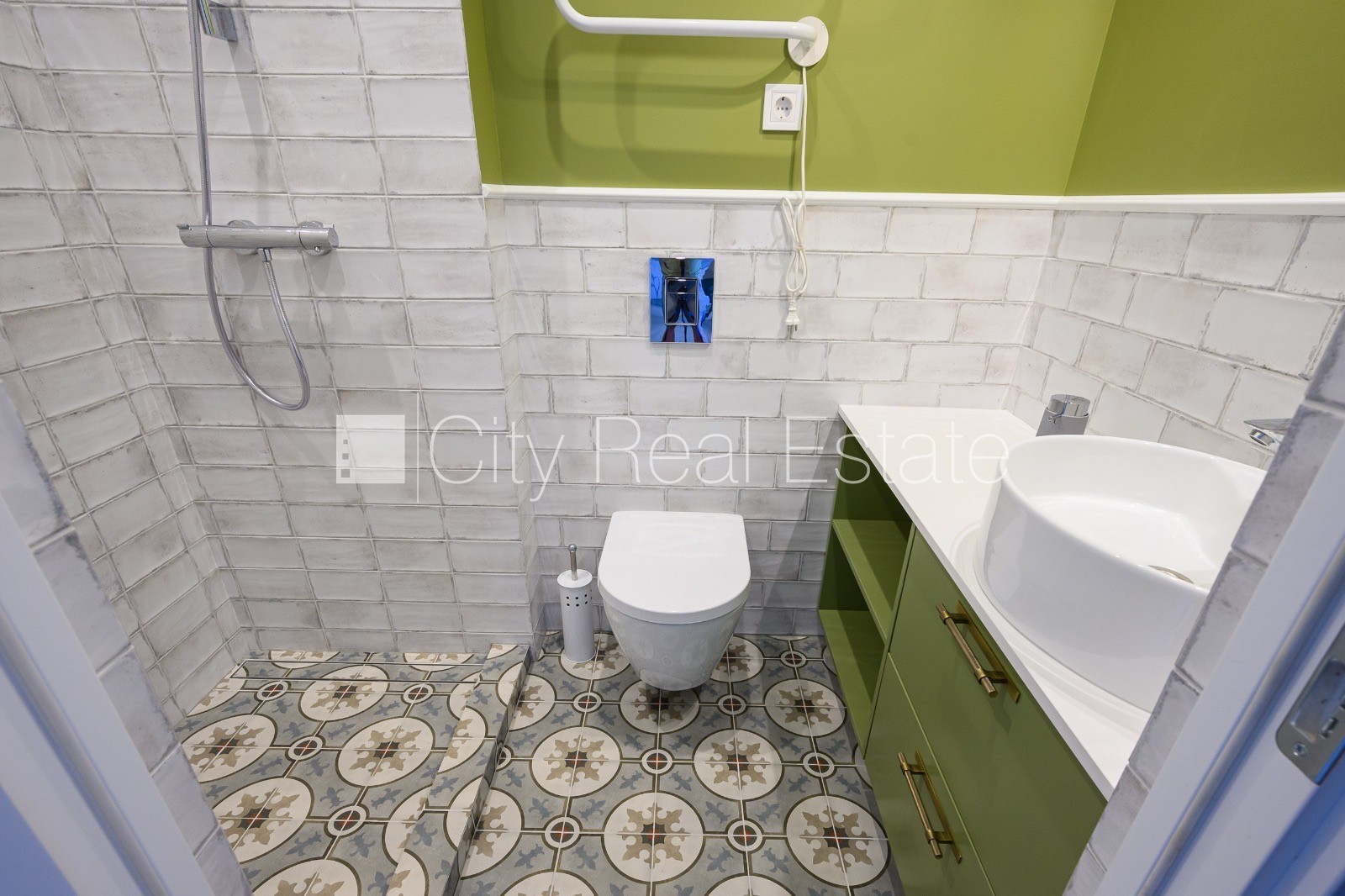 Sludinājumi. Renovēta māja, ir lifts, kāpņu telpa pēc kapitālā remonta, logi vērsti uz ielas pusi, istabas Cena: 850 EUR/mēn Foto #9