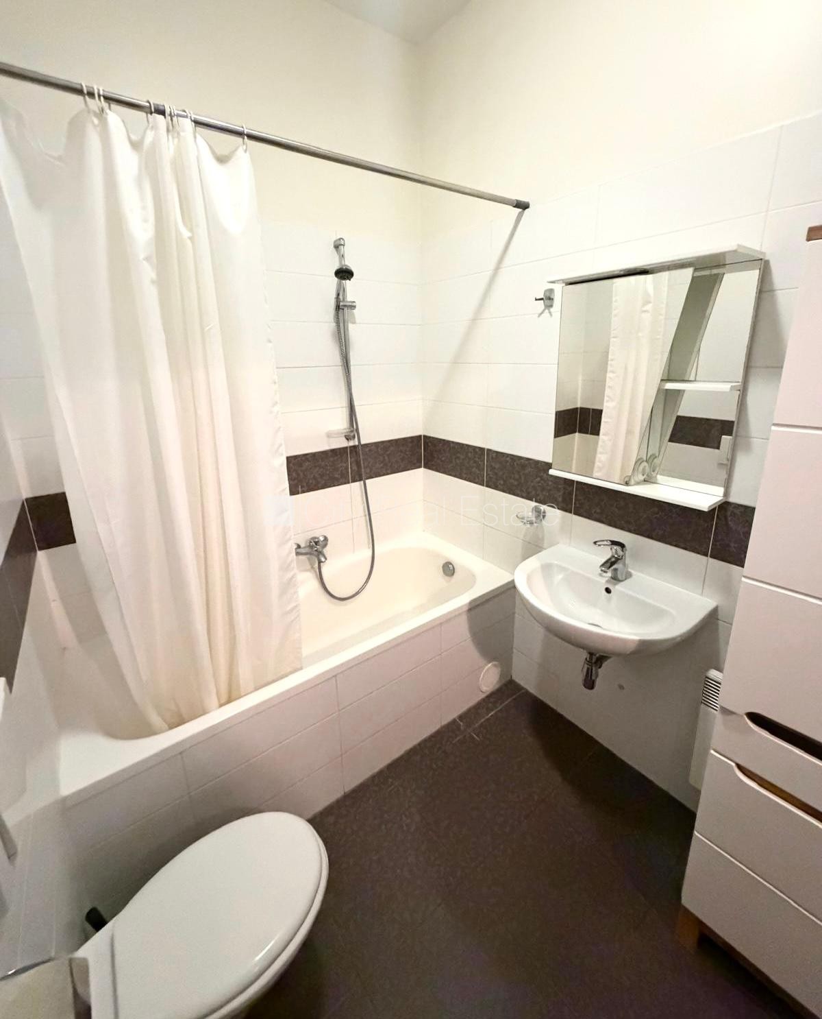 Sludinājumi. Pagalma māja, slēgts pagalms, ieeja no pagalma, guļamistabu skaits 1 gab., studio tipa, virtuve Cena: 660 EUR/mēn Foto #15